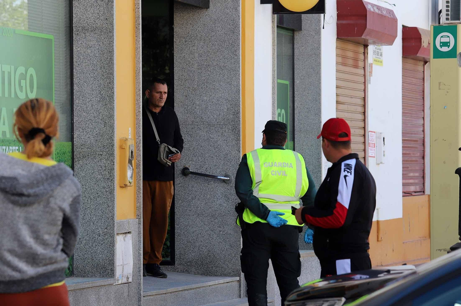 Imágenes de la presencia de la UME en el Rocío para el confinamiento