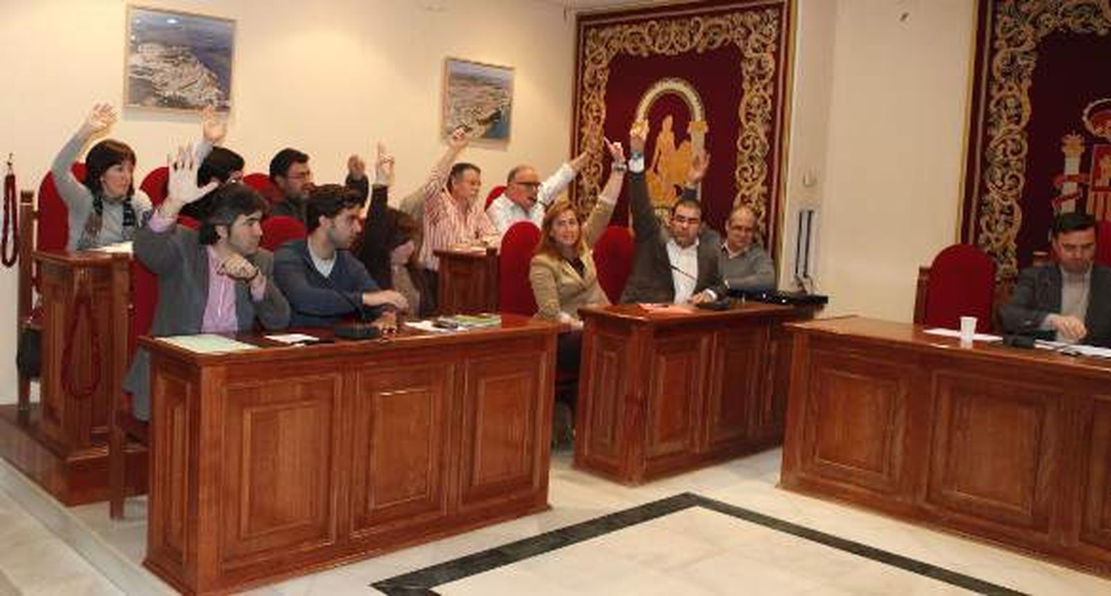 Modesto González, el primero por la izquierda, vota junto a toda la oposición en un Pleno presidido por el regidor del PSOE. / José Ángel García