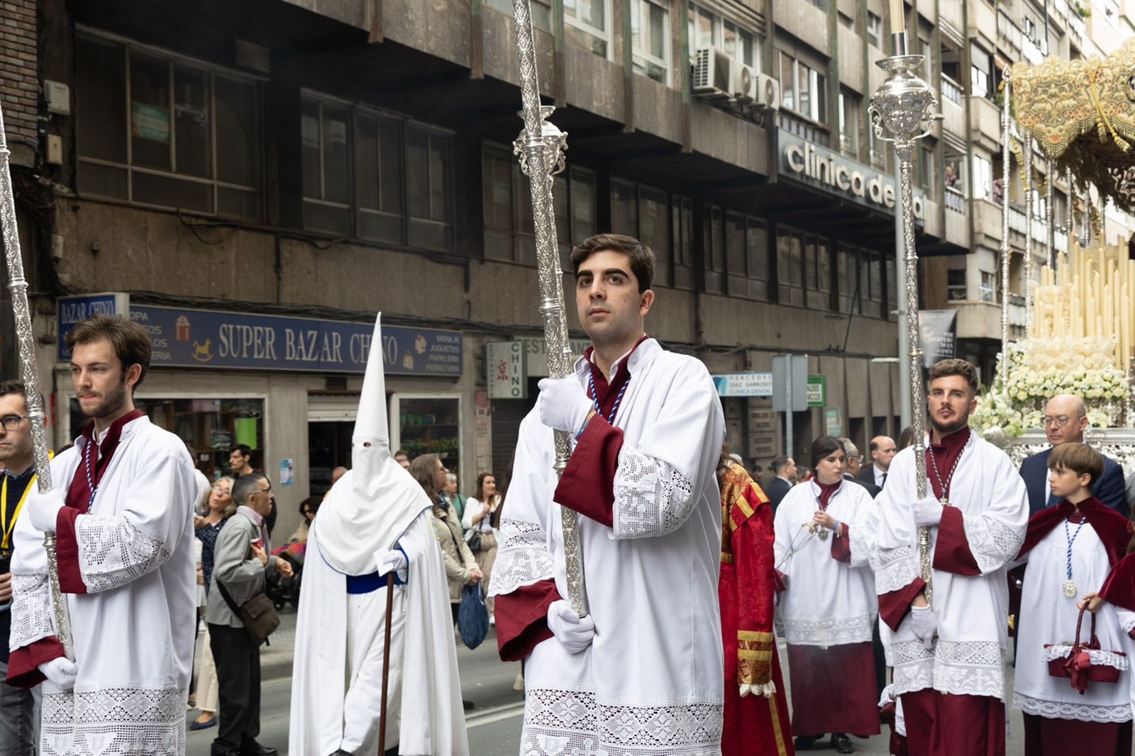 Los jiennenses se echan a la calle para presenciar la primera de las procesiones de la jornada: la Borriquilla (I)