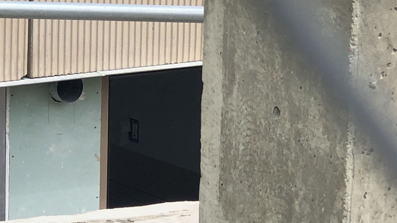 Interior del centro, en el que se aprecian enchufes colocados y paredes pintadas.