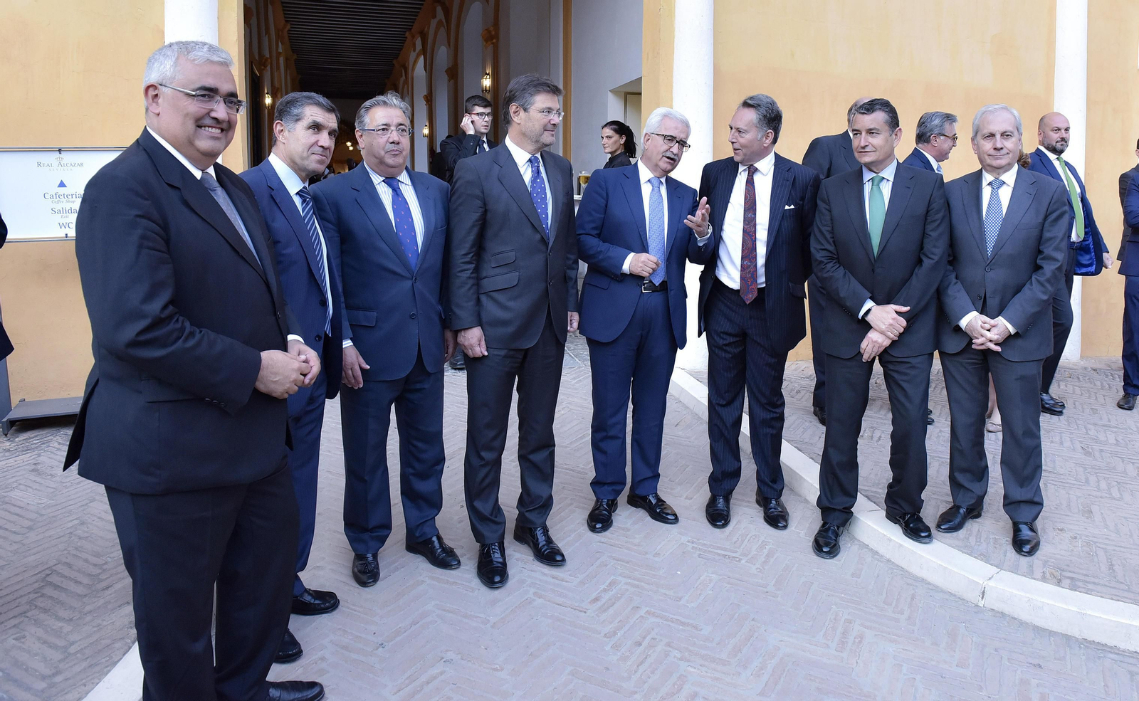 Antonio Ramírez de Arellano, consejero de Economía y Conocimiento; Lorenzo del Río, presidente del TSJA; Juan Ignacio Zoido; Rafael Catalá; Manuel Jiménez Barrios; José Joly; Antonio Sanz, delegado del Gobierno en Andalucía, y Antonio Dorado, secretario general de Administración de Justicia.