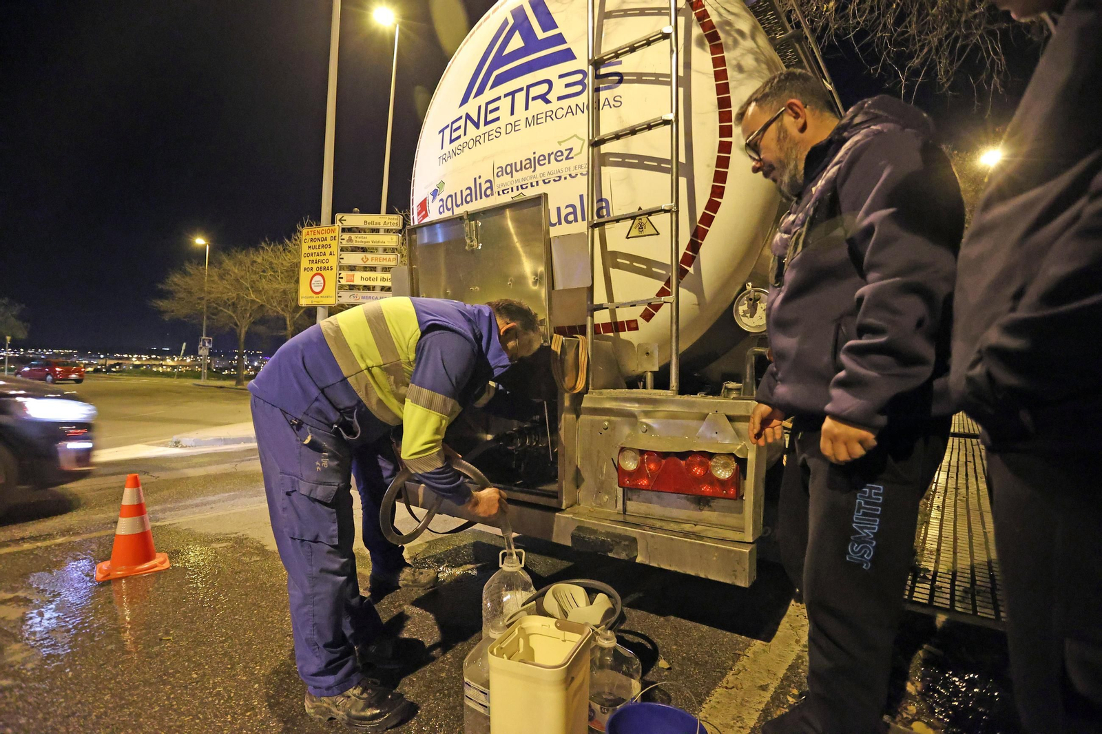 Imágenes del reparto de agua en Vallesequillo