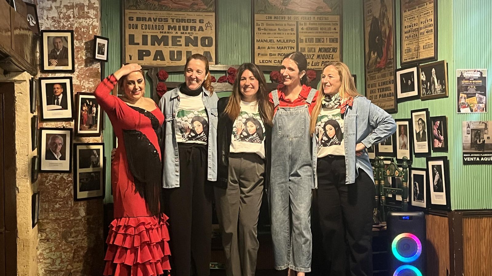 Docentes y protagonistas, tras el acto.