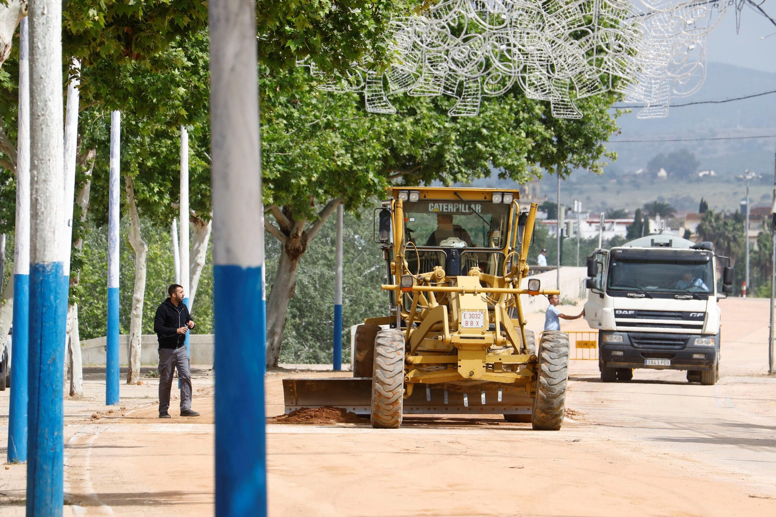 El inicio del montaje de la Feria de Córdoba en El Arenal, en imágenes