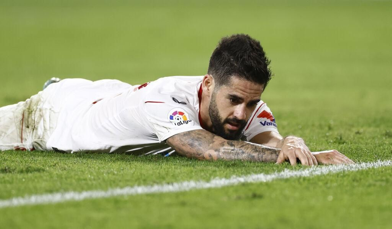Isco yace en el césped tras una acción del Sevilla-Real Sociedad.