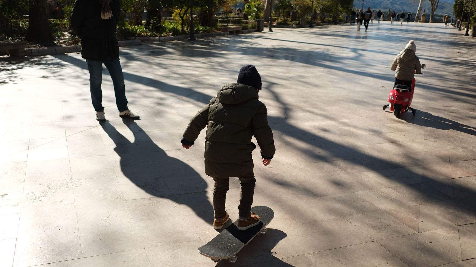 Niños estrenando sus regalos en una plaza de Ronda