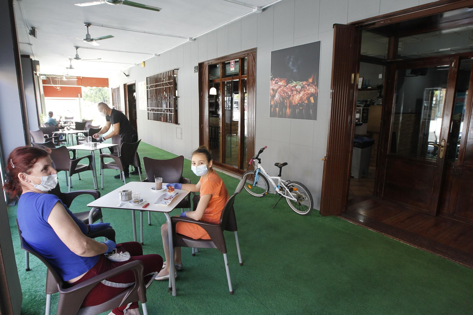 Primer día de apertura de la hostelería en Almería. Coronavirus-COVID-19