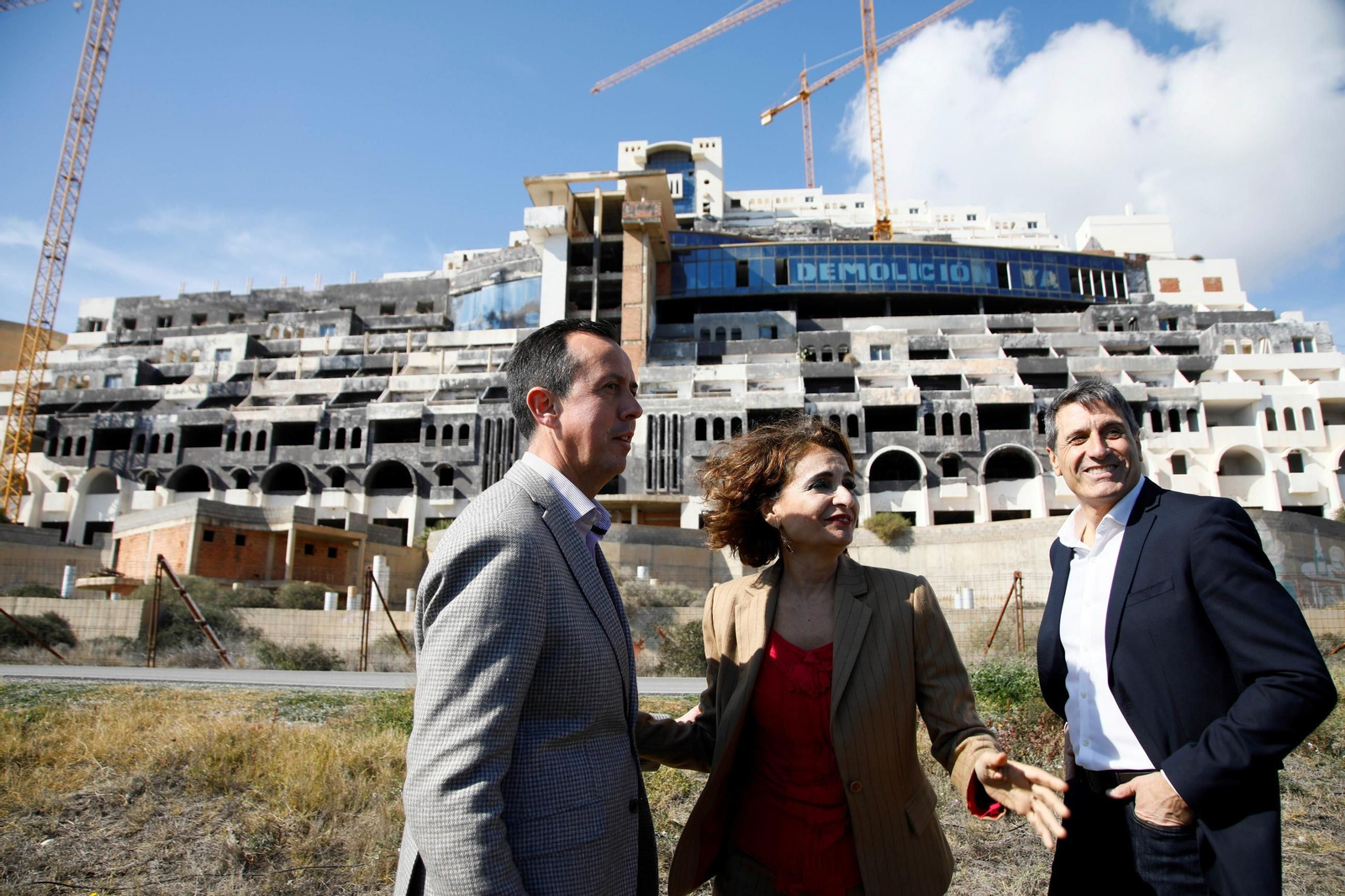 La vicepresidenta primera del Gobierno y ministra de Hacienda durante su visita al hotel ubicado en la playa del Algarrobico.