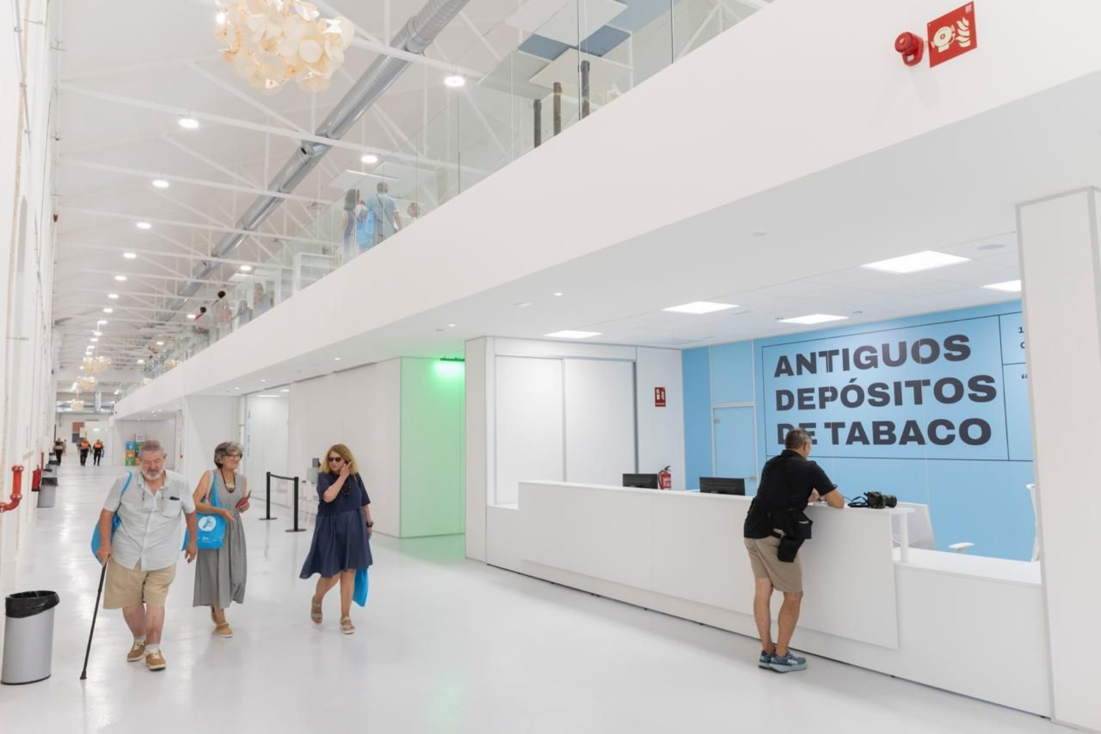 Una imagen de los primeros visitantes a los Depósitos de Tabaco en la jornada de puertas abiertas.