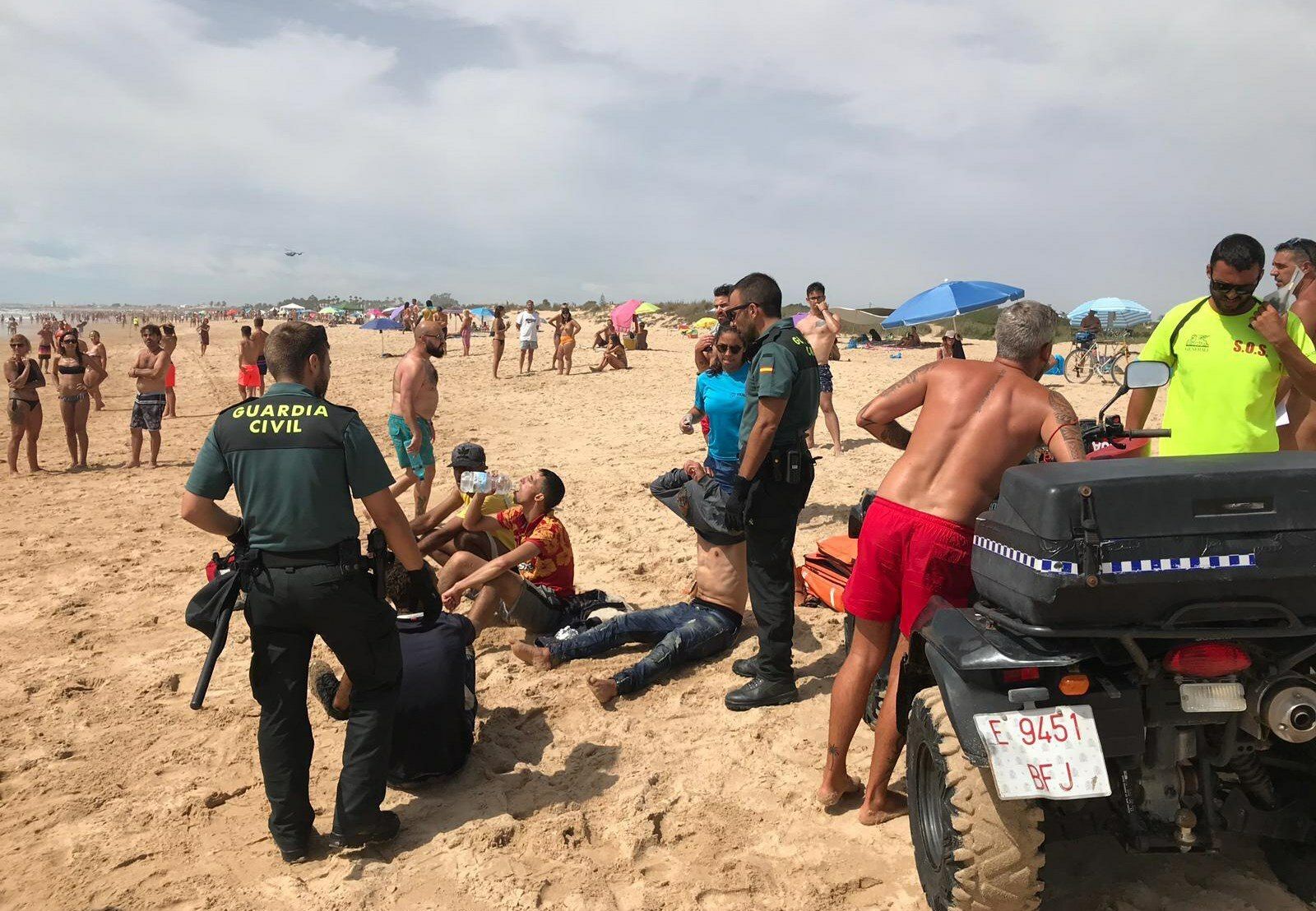 La Guardia Civil atiende a varios de los inmigrantes recién llegados a la playa de Zahora.