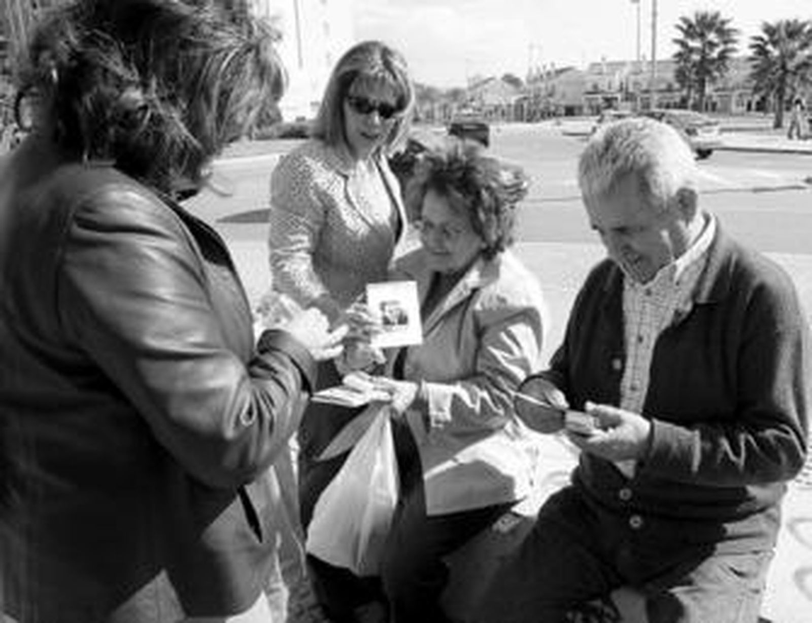 Mamen Sánchez repartiendo ayer propaganda electoral entre los familiares del centro Las Granjas.