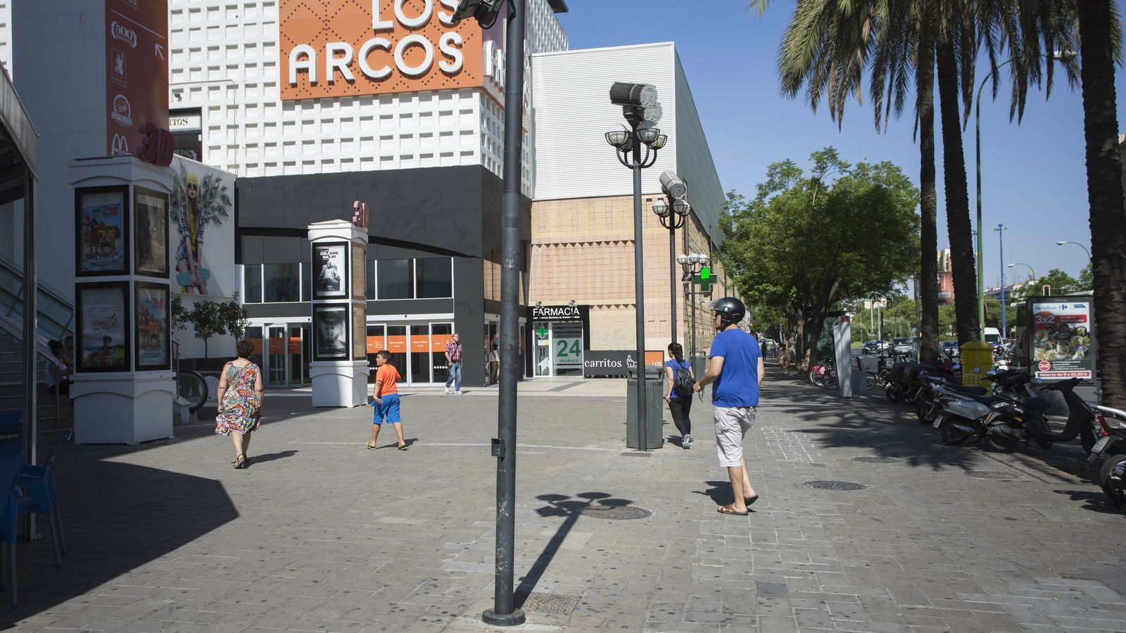 El centro comercial Los Arcos, donde cerrará Hipercor.
