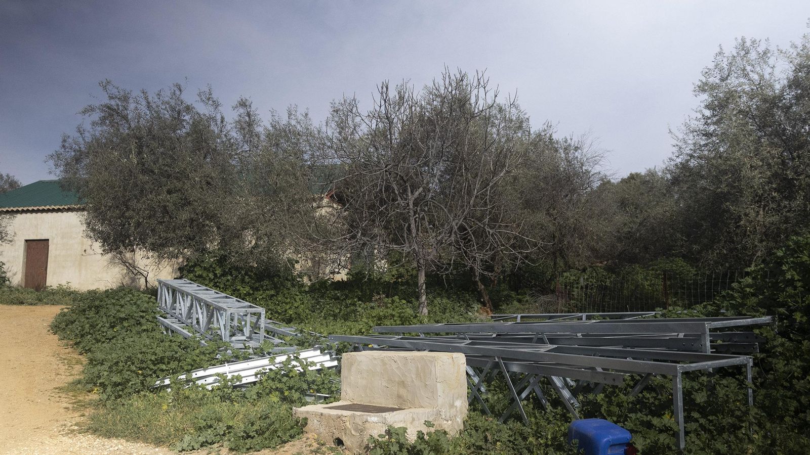 Instalaciones eléctricas pendientes de colocar por la falta de respuesta del Parque Natural de la Sierra Norte.
