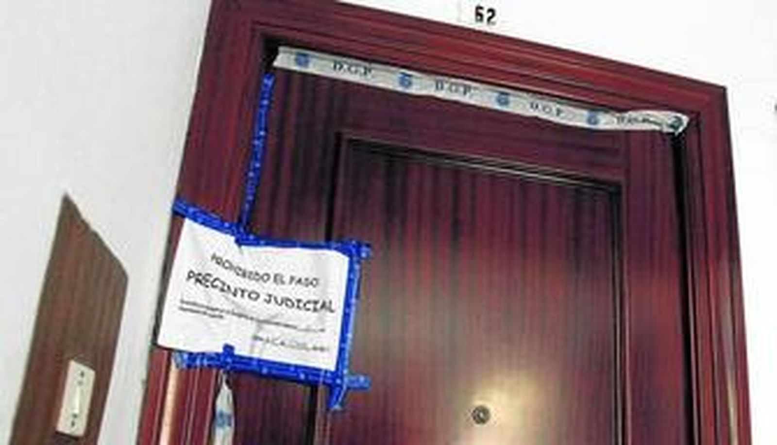 La puerta del domicilio donde se produjo el crimen permanecía precintada por la Policía en la tarde de ayer.