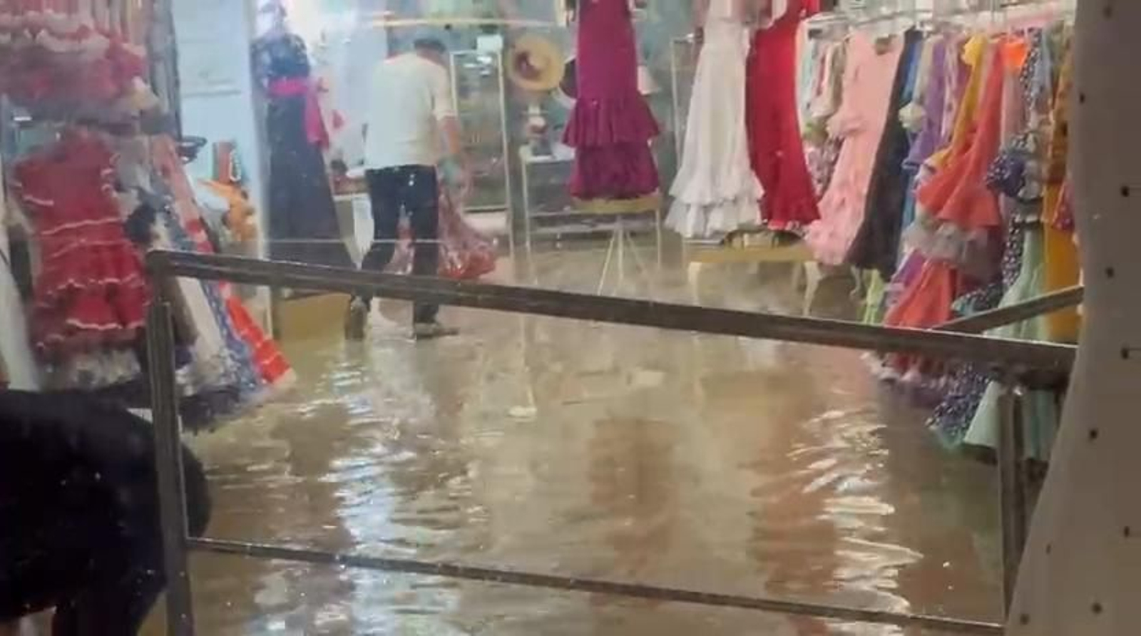 Tiendas inundadas este sábado en Huelva capital con motivo del paso de la borrasca Claudia