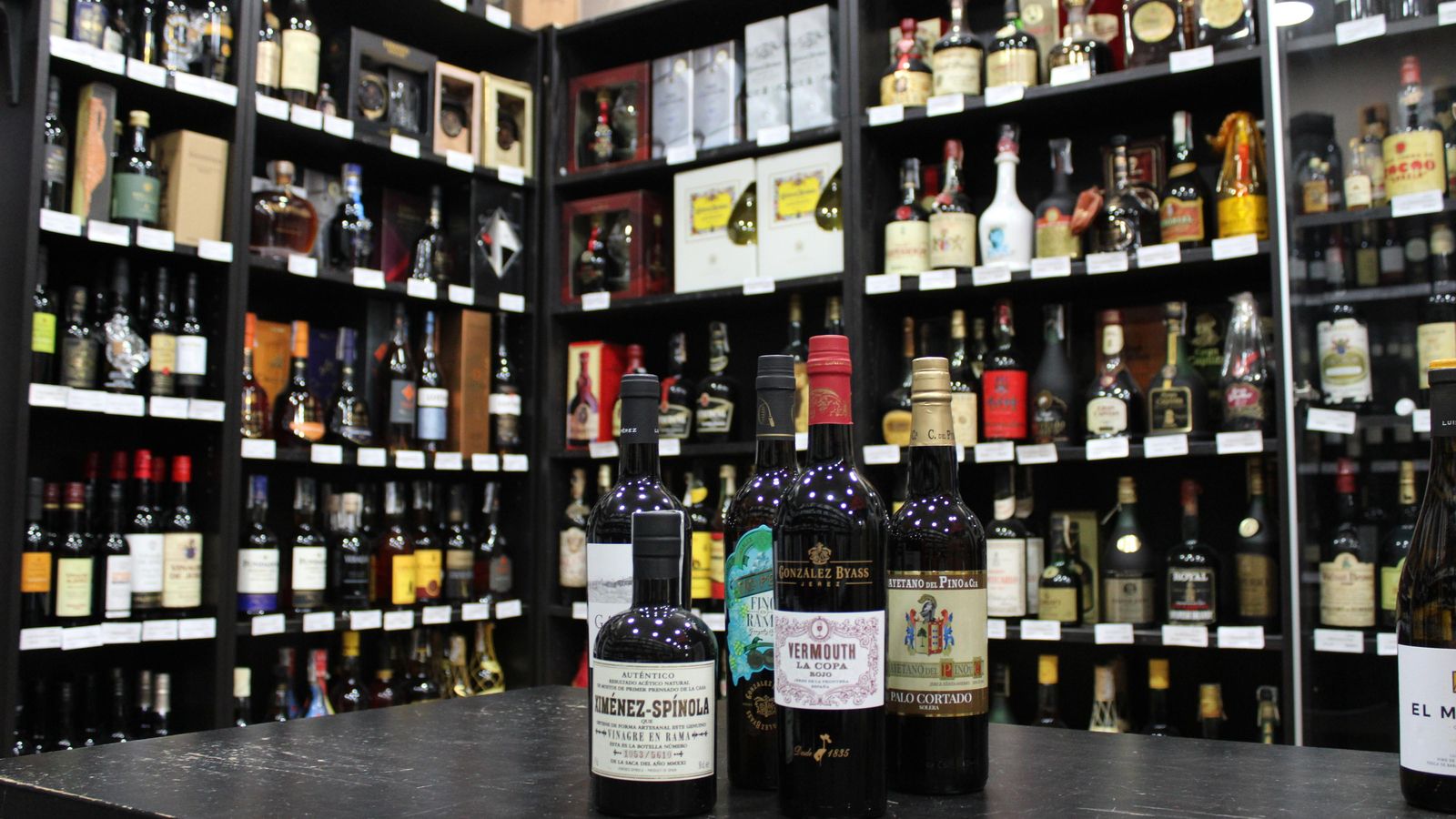 Algunos de los vinos que poseen en Vinos y Licores La Estrella, en calle Corredera.