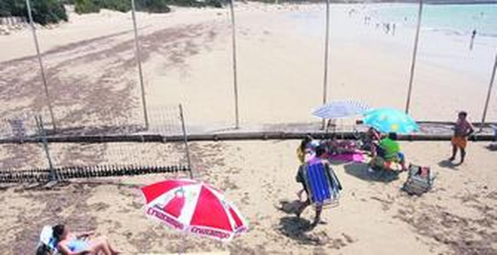La valla que se reforzó el pasado año entre la playa del Pico Barro y la del Almirante, en la Base Naval.