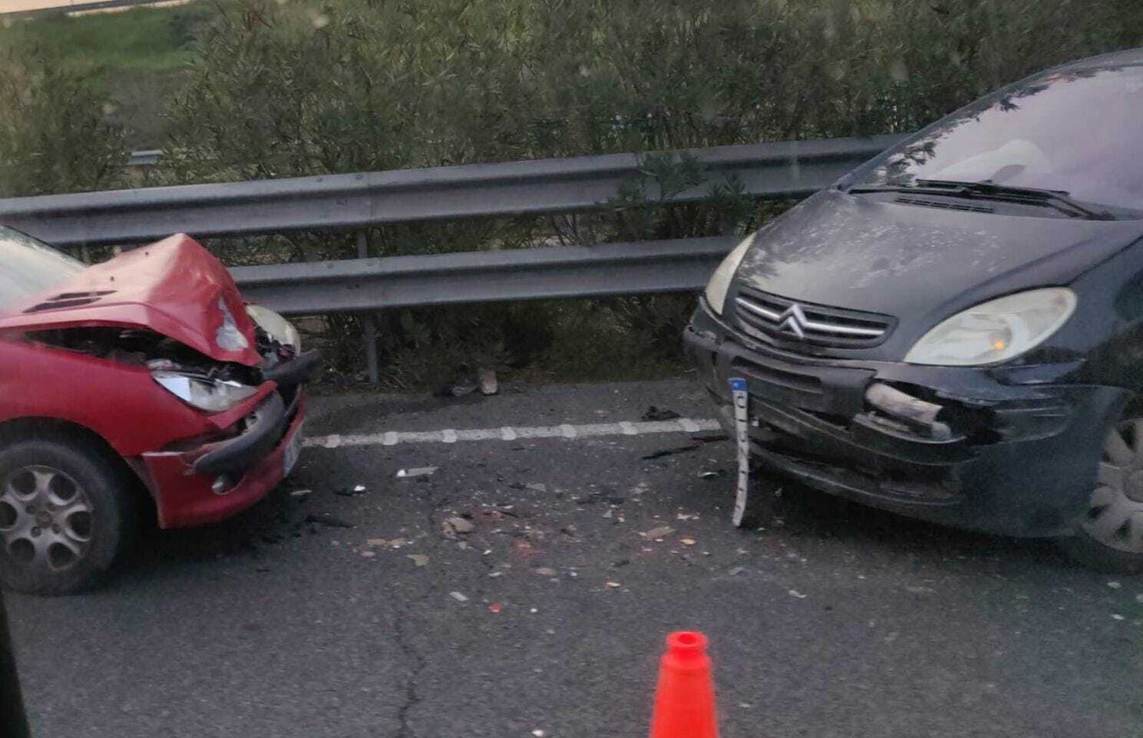 Vehículos afectados por el accideente en la A-4.
