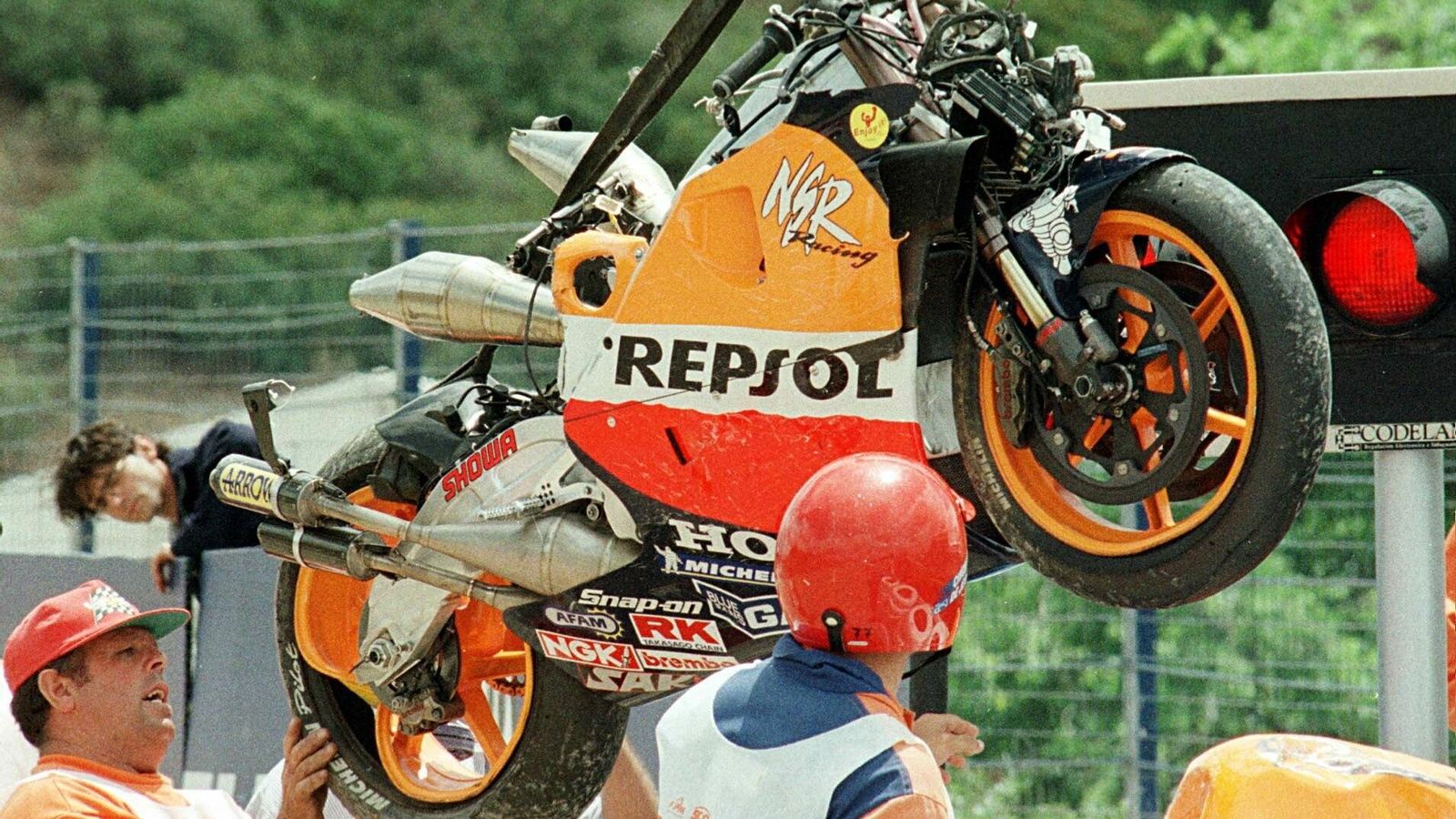 Así quedó la moto de Doohan en el accidente que sufrió en 1999 y que le apartó de los circuitos.