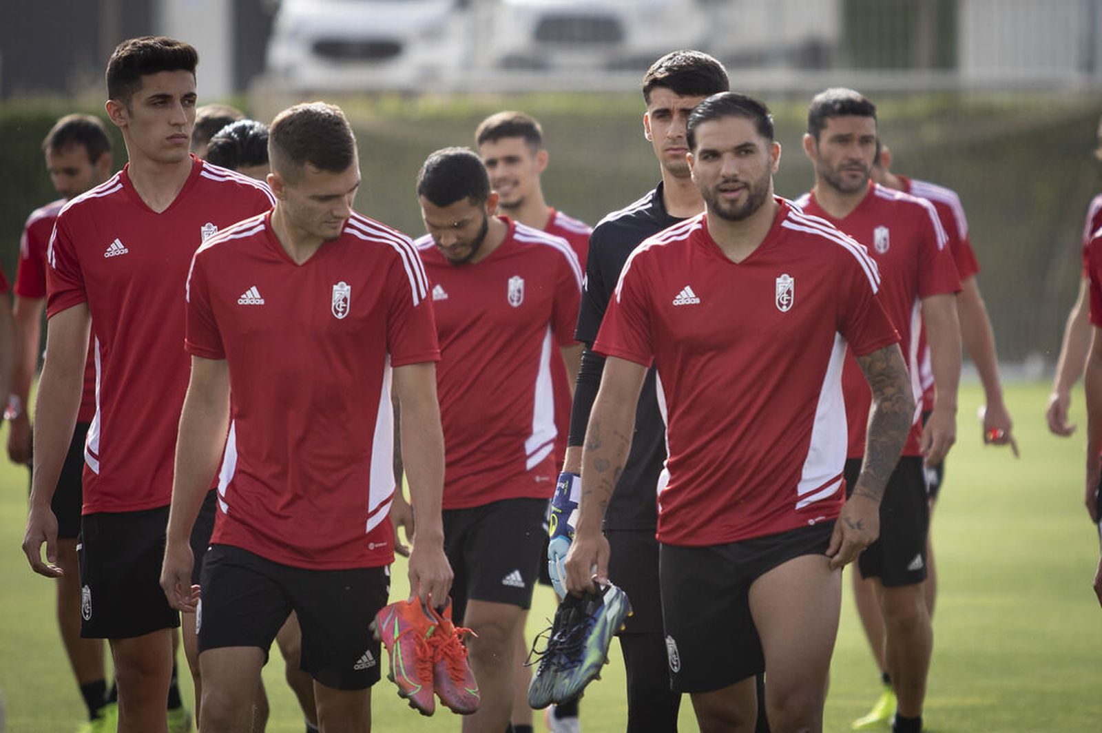 Los jugadores saltan al campo en la Ciudad Deportiva.