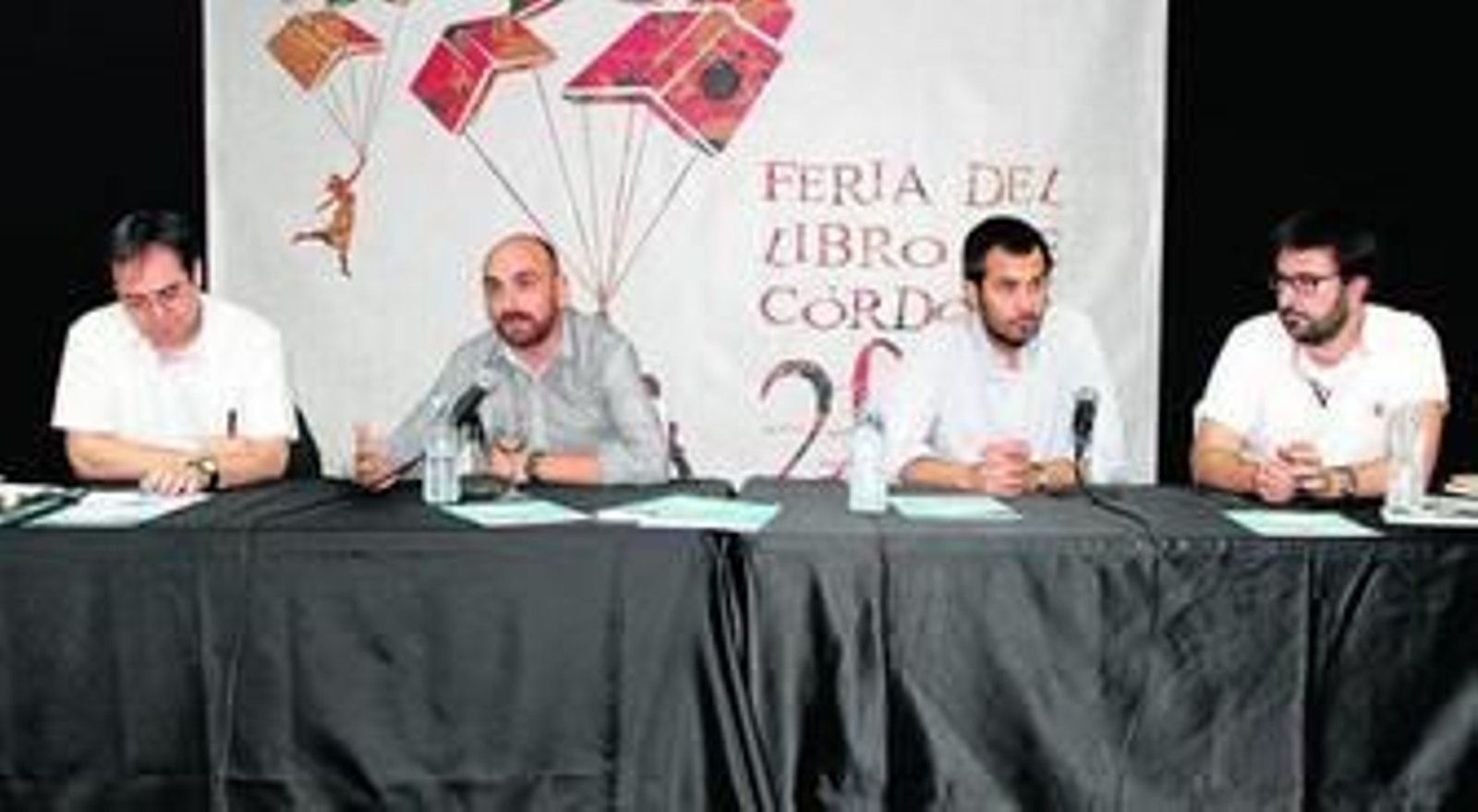 Javier Fernández, junto a los editores Enrique Redel, Luis Miguel Solano y Julián Rodríguez.