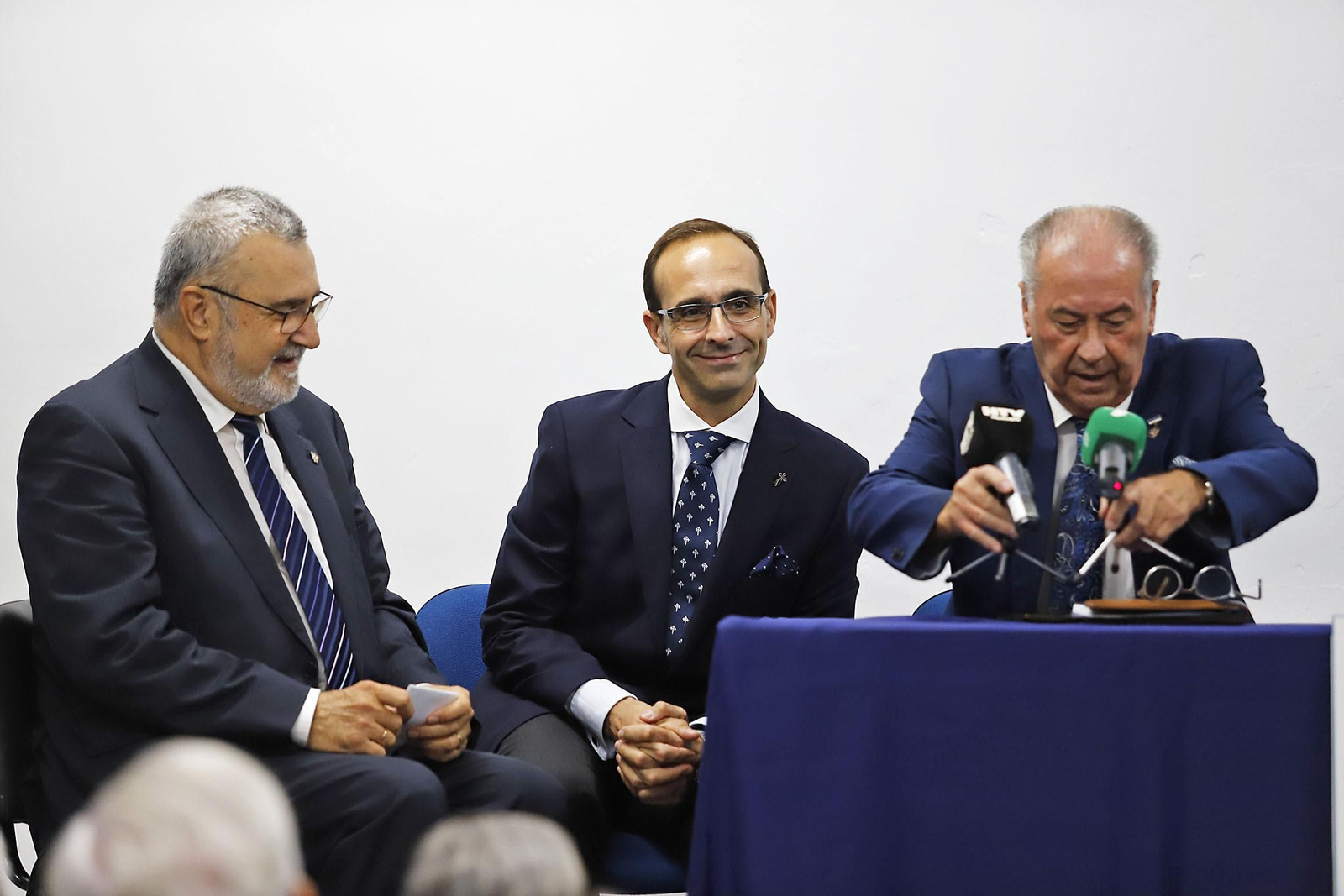 Imágenes del acto de presentación del cartelista, el pregonero y el titular del Vía Crucis de la Semana de Huelva 2024.