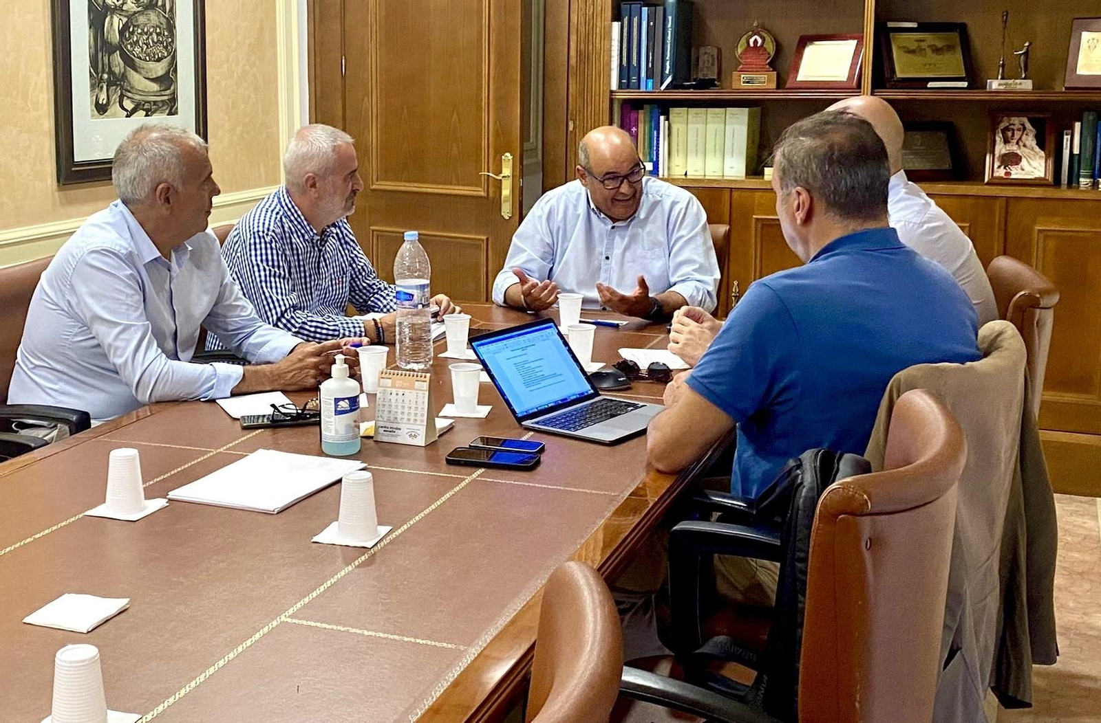 Imagen de la reunión del alcalde de Vélez-Málaga, Jesús Lupiáñez, con AEHCOS