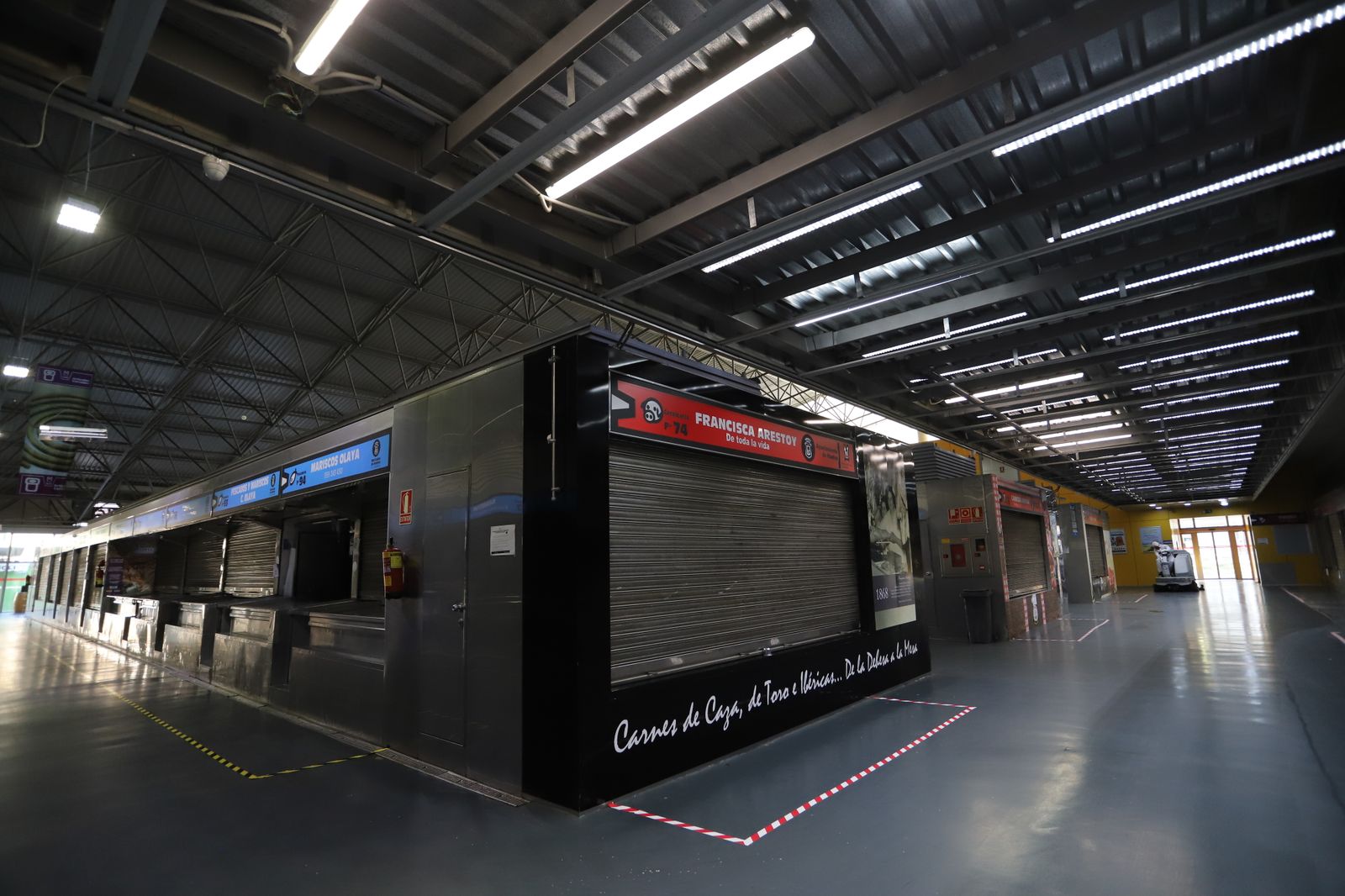 Imágenes de los trabajos de limpieza y desinfección del Mercado del Carmen en Huelva