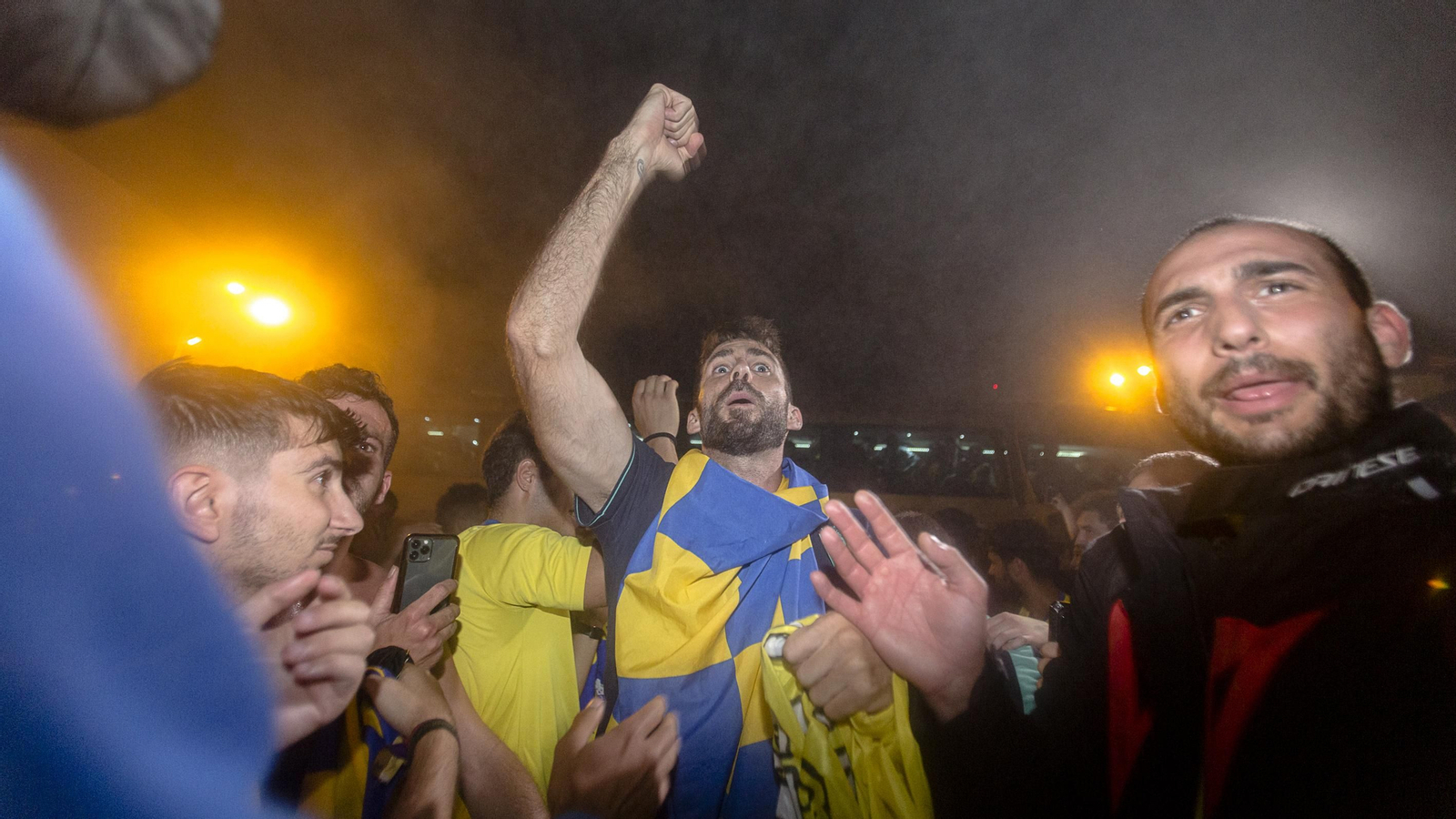 En imágenes el encuentro de los jugadores del Cádiz C.F. y la afición en las Puertas de Tierra.