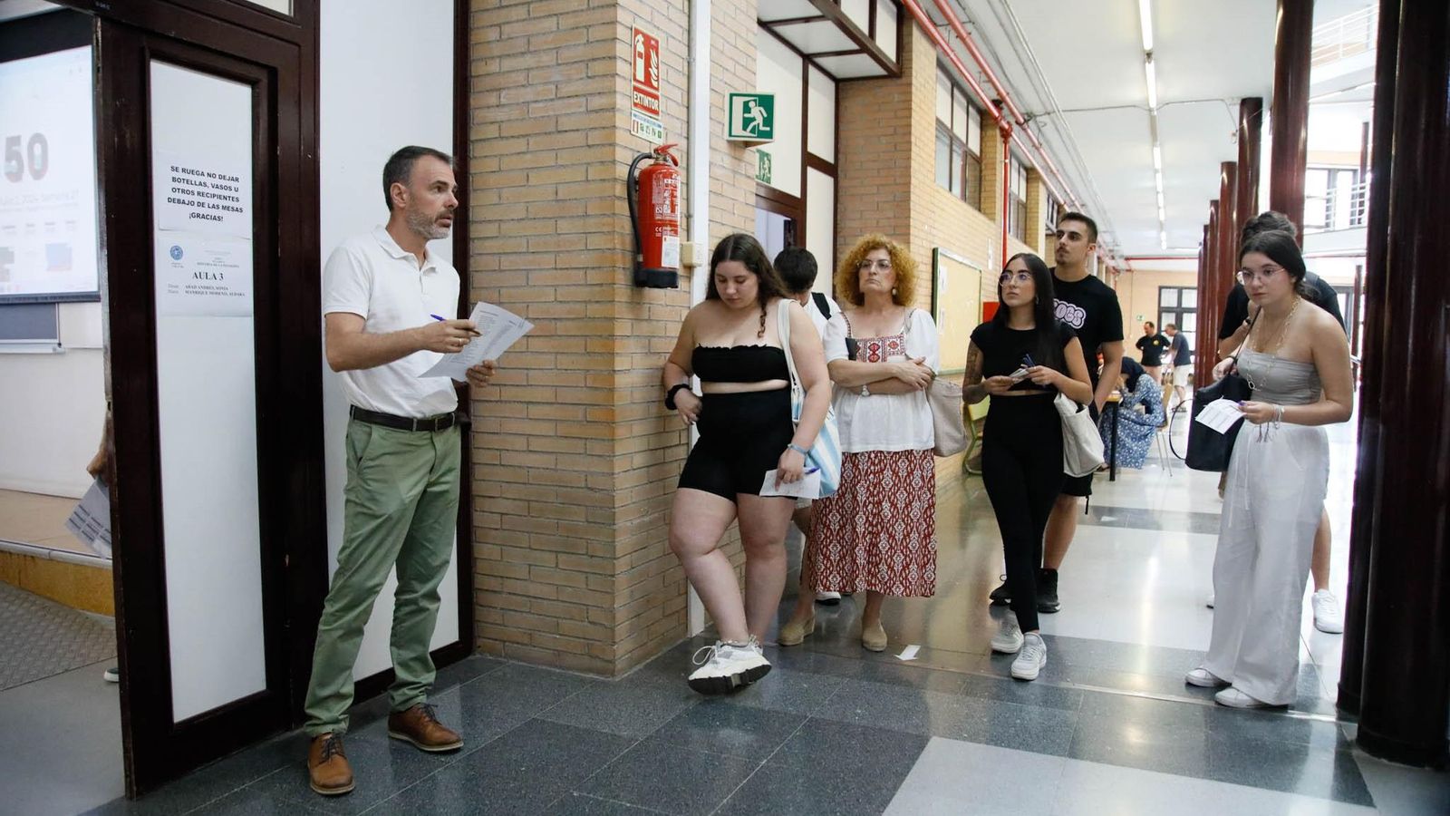 Momento de llamada de los profesores para acceder a cada aula, en la sede de la Universidad de Almería