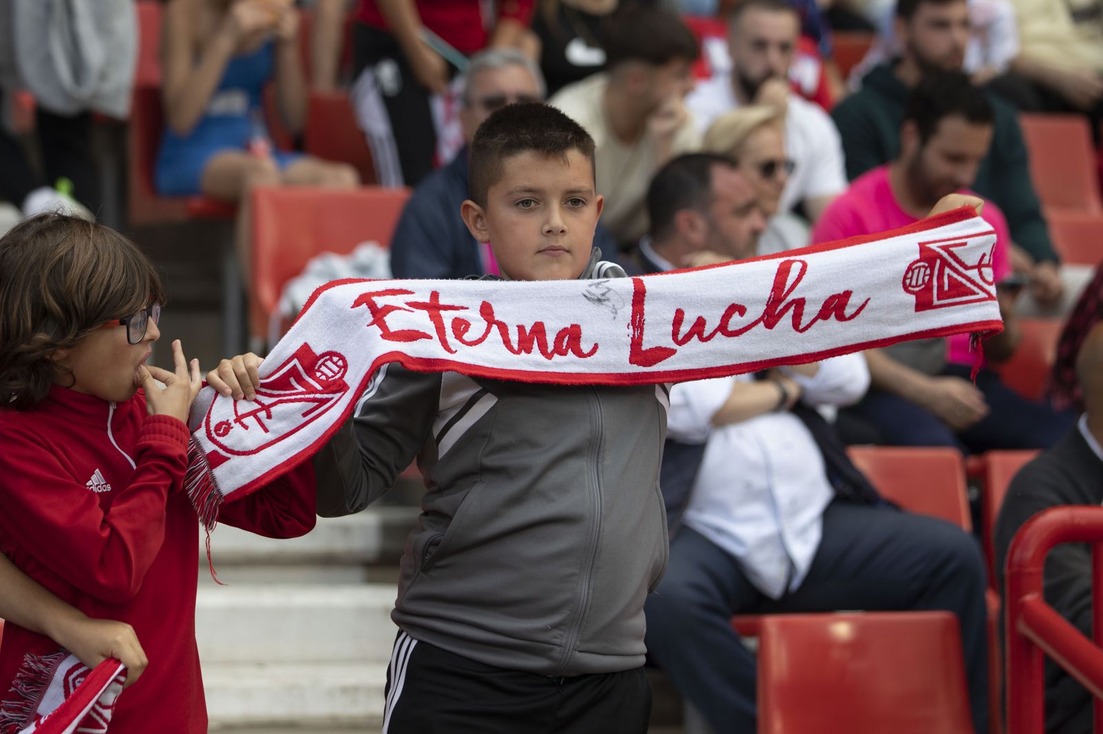 Encuéntrate en la grada en el Recreativo Granada - Real Avilés