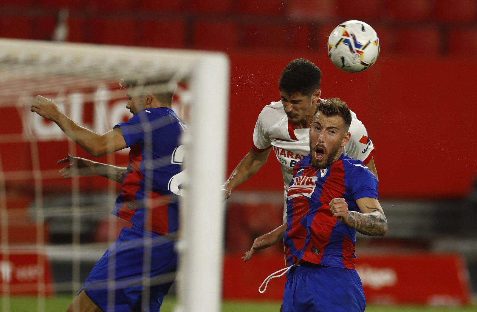 Carlos Fernández cabecea obstaculizado por Sergi Enrich en uno de los numerosos centros.