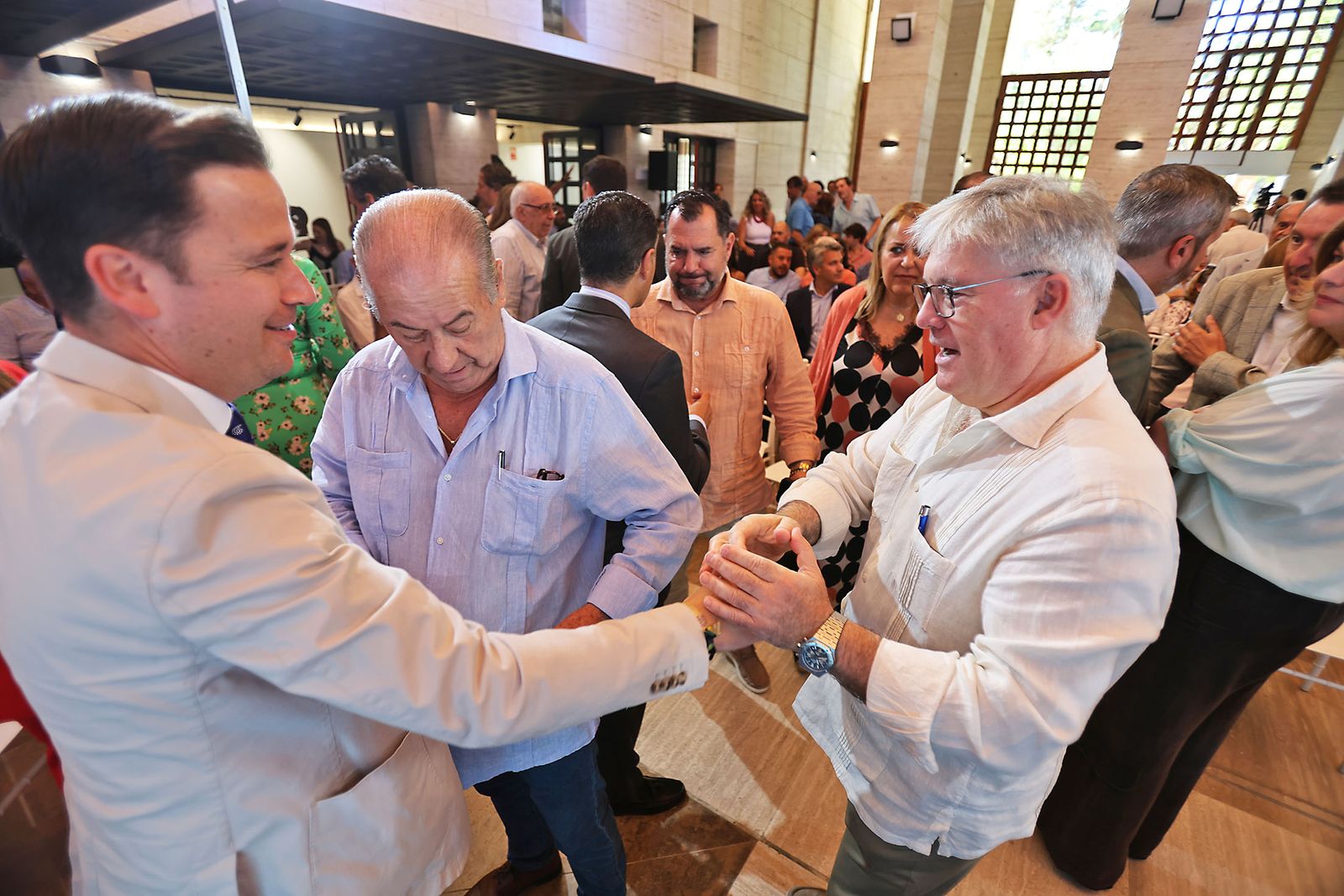 Imágenes de la celebración del primer aniversario del Gobierno Local de Pilar Miranda en el consistorio onubense.