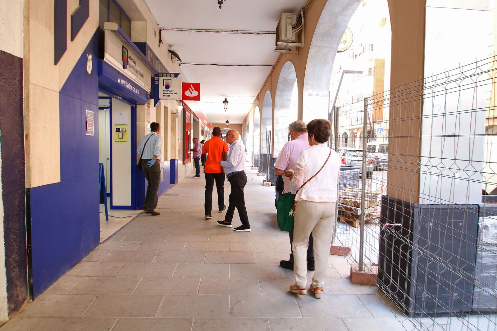 Colas en la Administración de Lotería La Trece, en Almería.