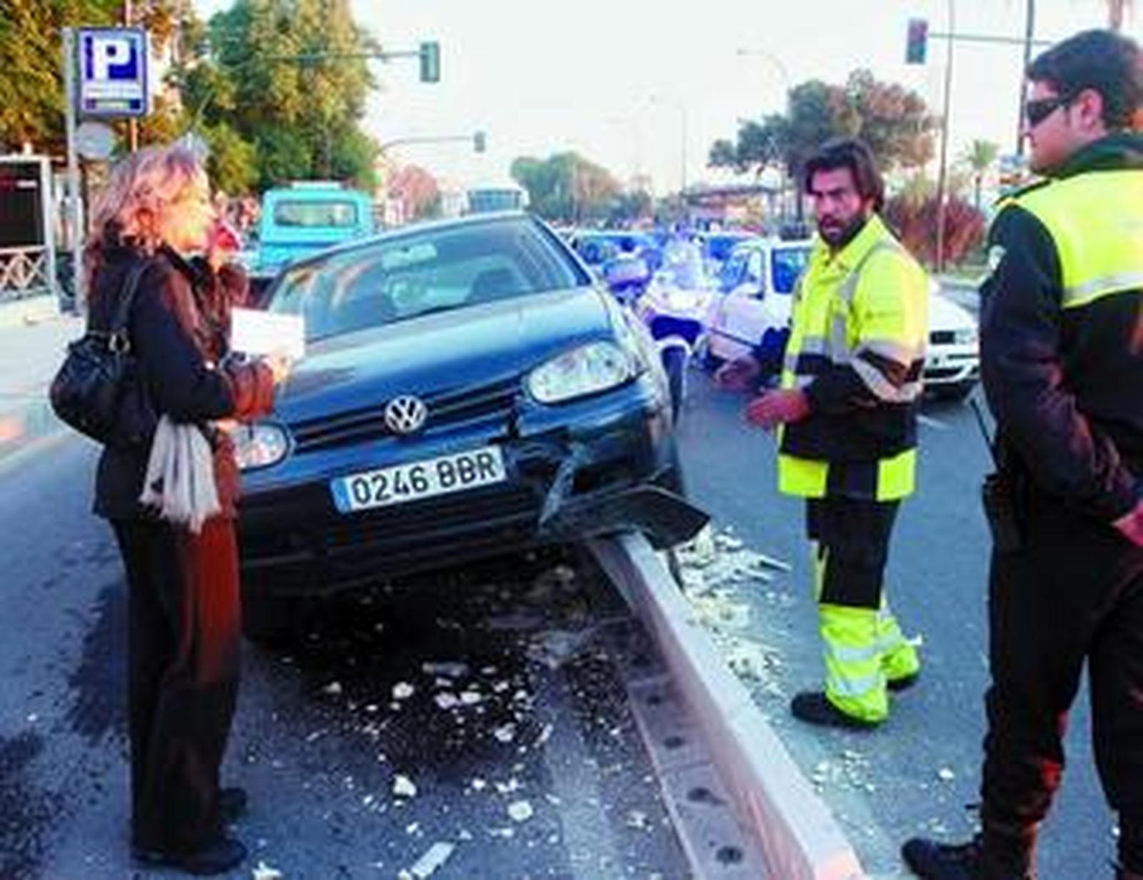 Otro vehículo accidentado ayer por la tarde en el separador del carril bus del Paseo de Colón.