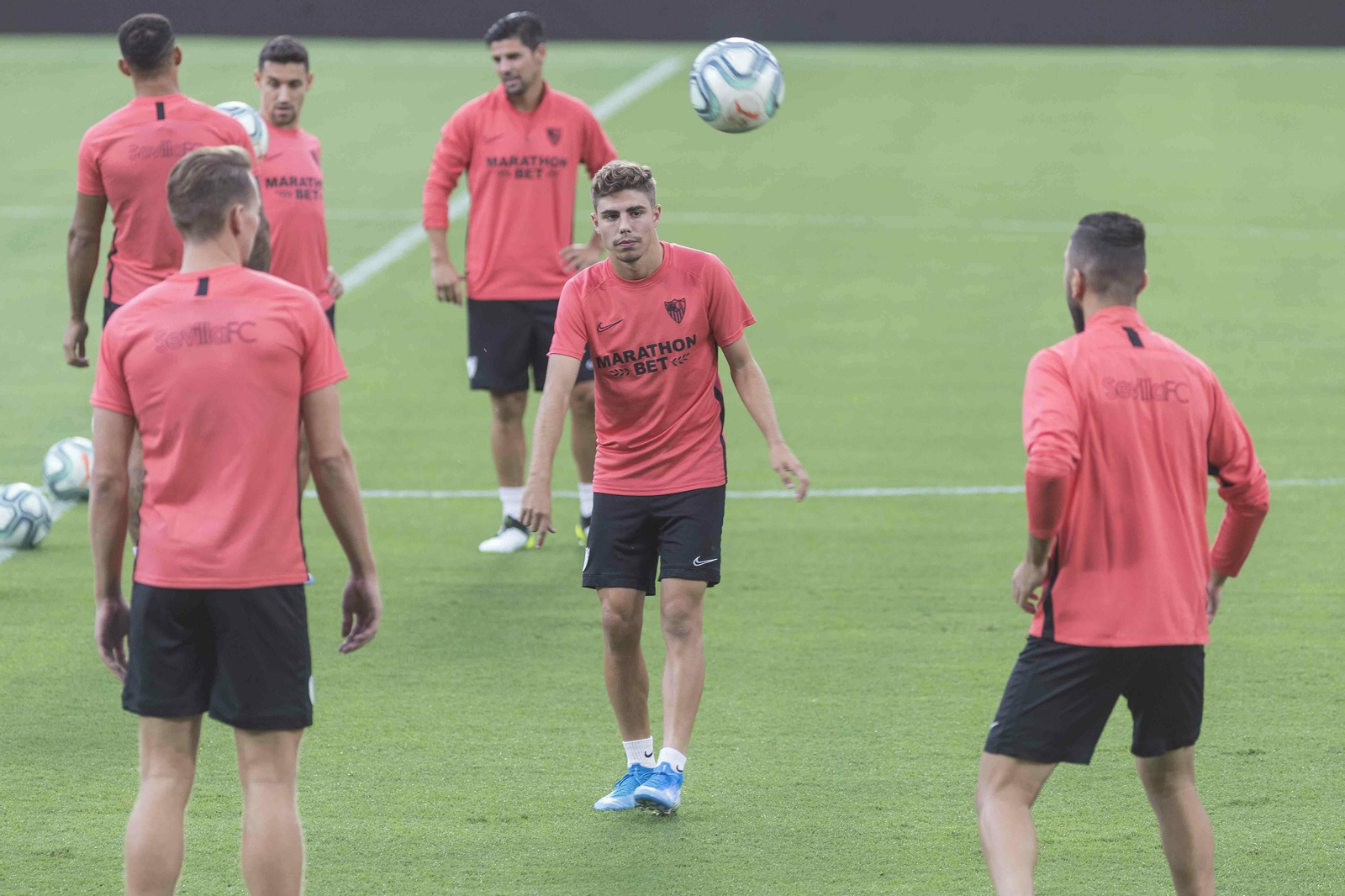 Nolito, al fondo con Jesús Navas y Diego Carlos; en primer plano, De Jong, Pozo y Dabbur.