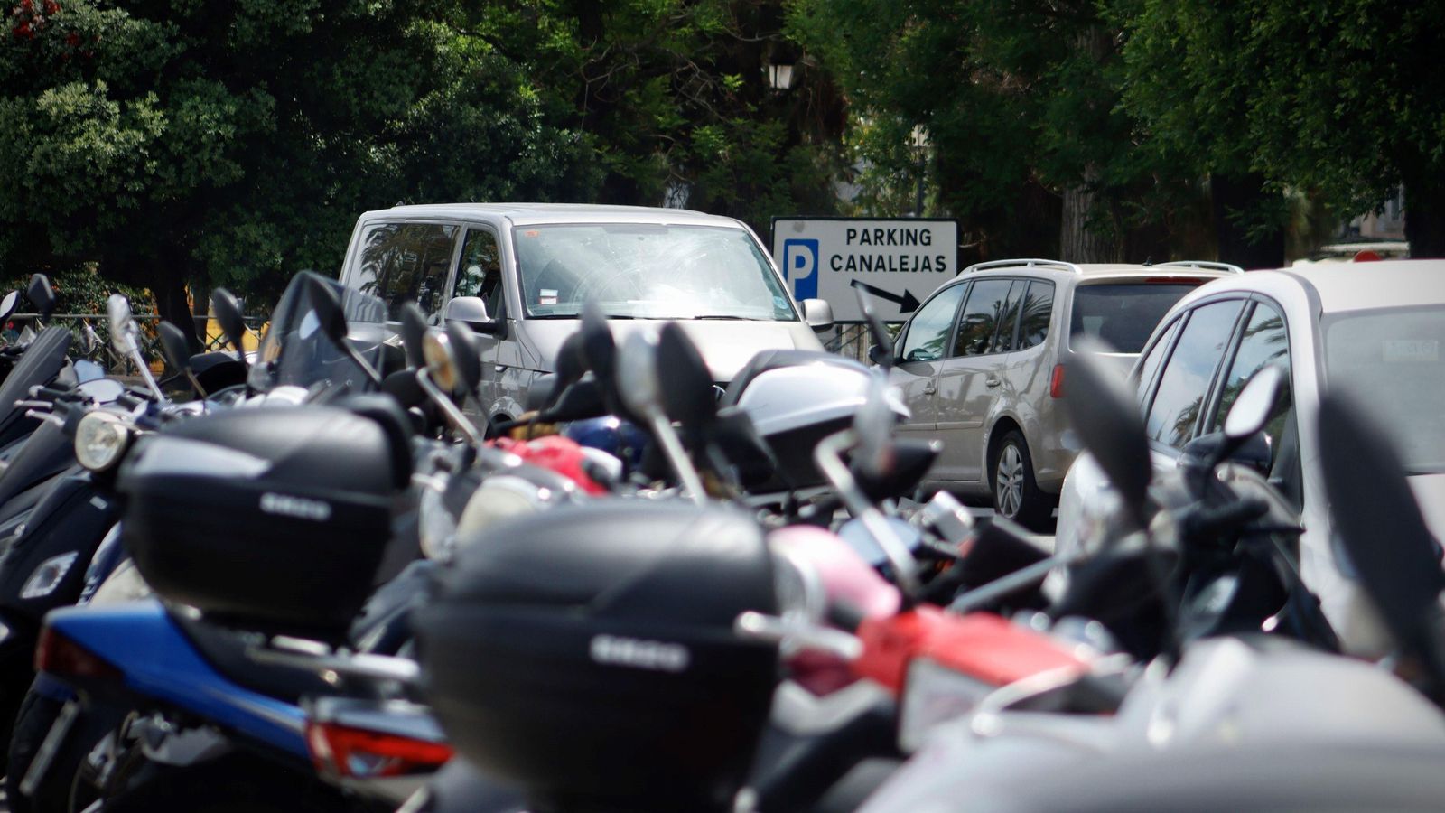 Zona para el aparcamiento de motos en el centro.