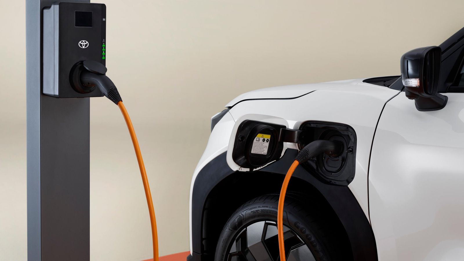 Por ahora no se han informado de las potencias de carga para las baterías ni del Toyota, ni del Suzuki. En ambos casos, éstas utilizan celdas con química LFP.