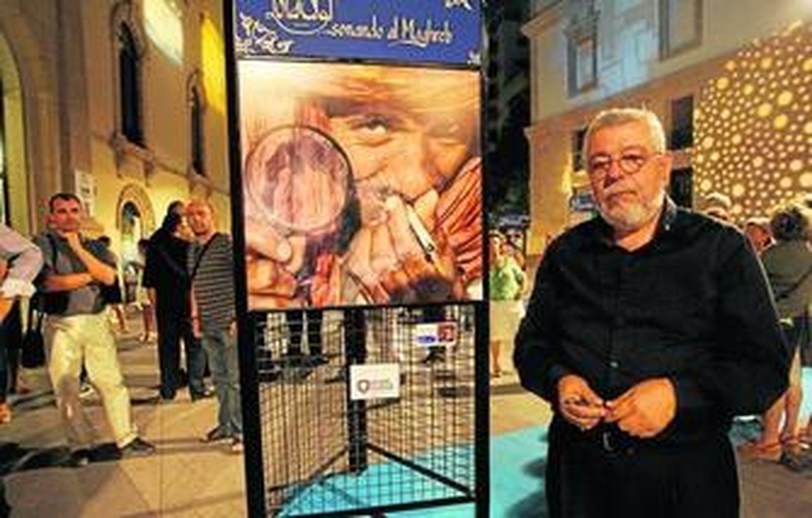 Adolfo Olmedo junto a una de las obras que expone sobre Marruecos.