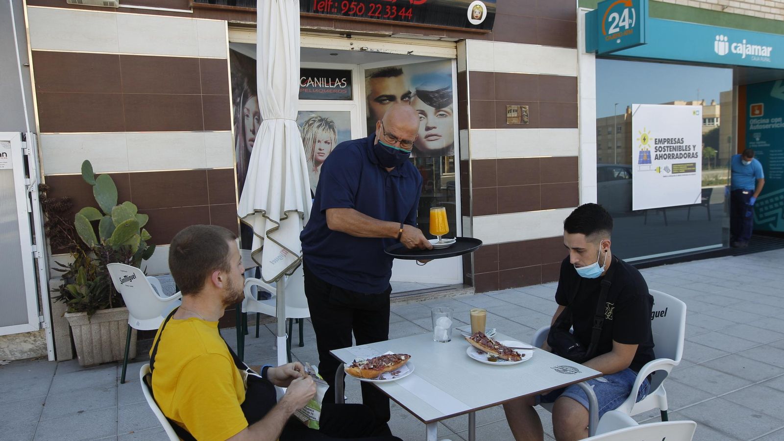 Sirviendo el desayuno en la Cafetería Oporto.