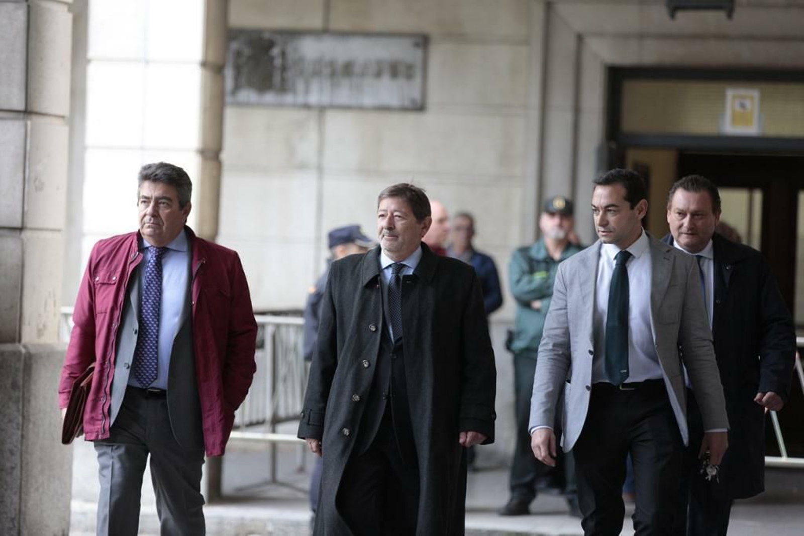 Francisco Javier Guerrero llega a la Audiencia, acompañado de sus abogados.