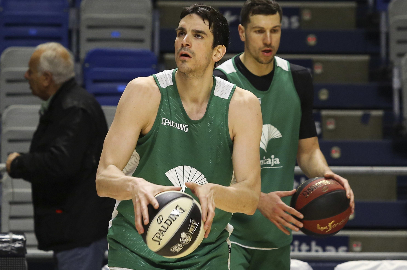 Carlos Suárez lanza a canasta.