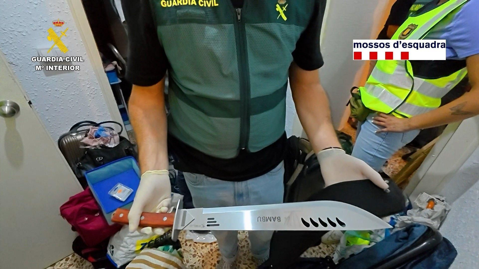 La Guardia Civil y los Mossos d'Escuadra han intervenido un arma blanca de grandes dimenesiones y dispositivos electrónicos al detenido