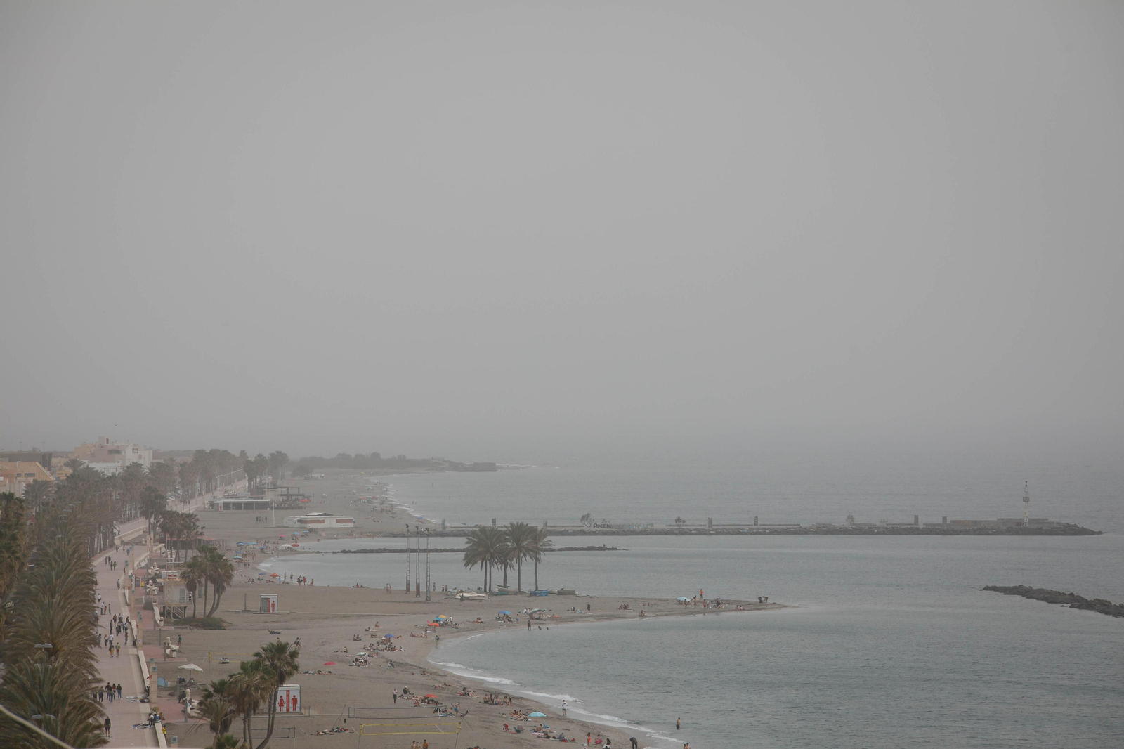 La calima cubre las playas de Almería. La calima cubre las playas de Almería.