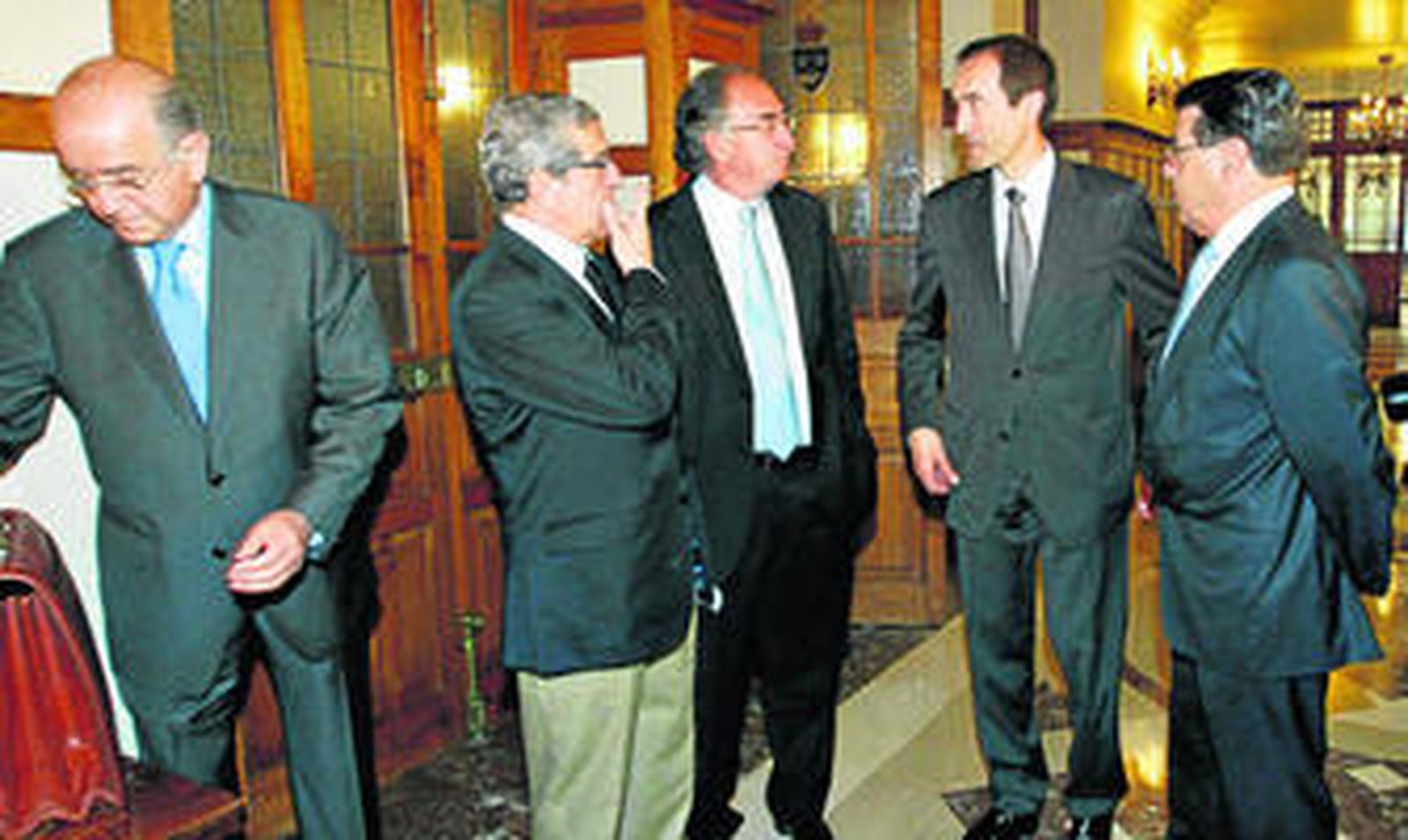 Los presidentes de BMN, Carlos Egea; Unicaja, Braulio Medel; Ibercaja, Amado Franco; Cajastur, Manuel Menéndez; y Cajacantabria, Enrique Ambrosio, ayer en Santander.