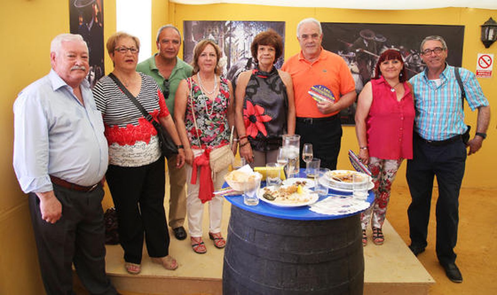 Los antiguos compañeros de Diario de Cádiz Manuel Rodríguez, Antonio Marcial, Luis Nieto y F.M. Plata estuvieron ayer con sus respectivas esposas en la caseta del Diario.

Foto: Vanesa Lobo