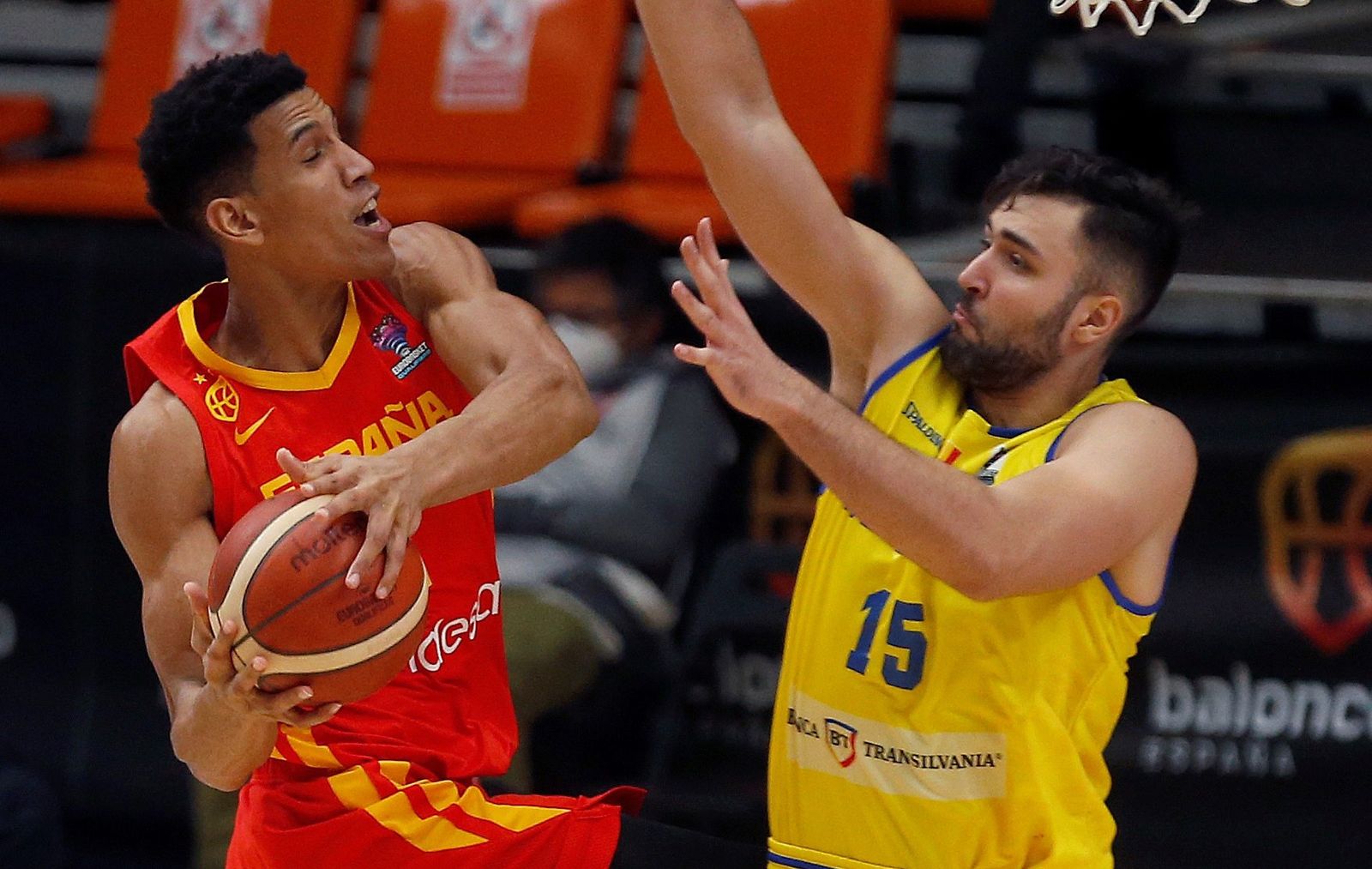 Tyson Pérez entra a canasta con facilidad.