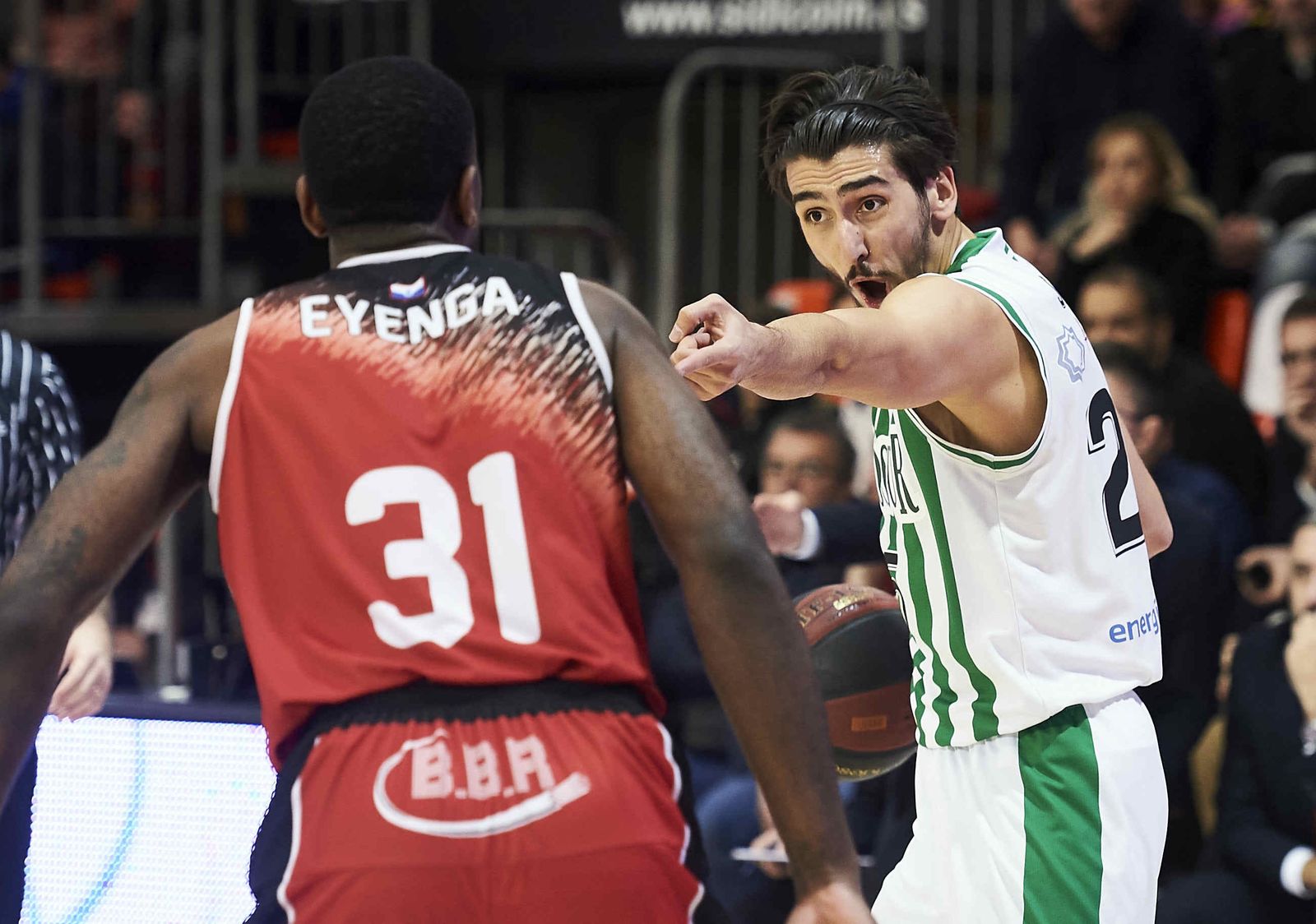 Sipahi da instrucciones a algún compañero ante la defensa de Eyenga.