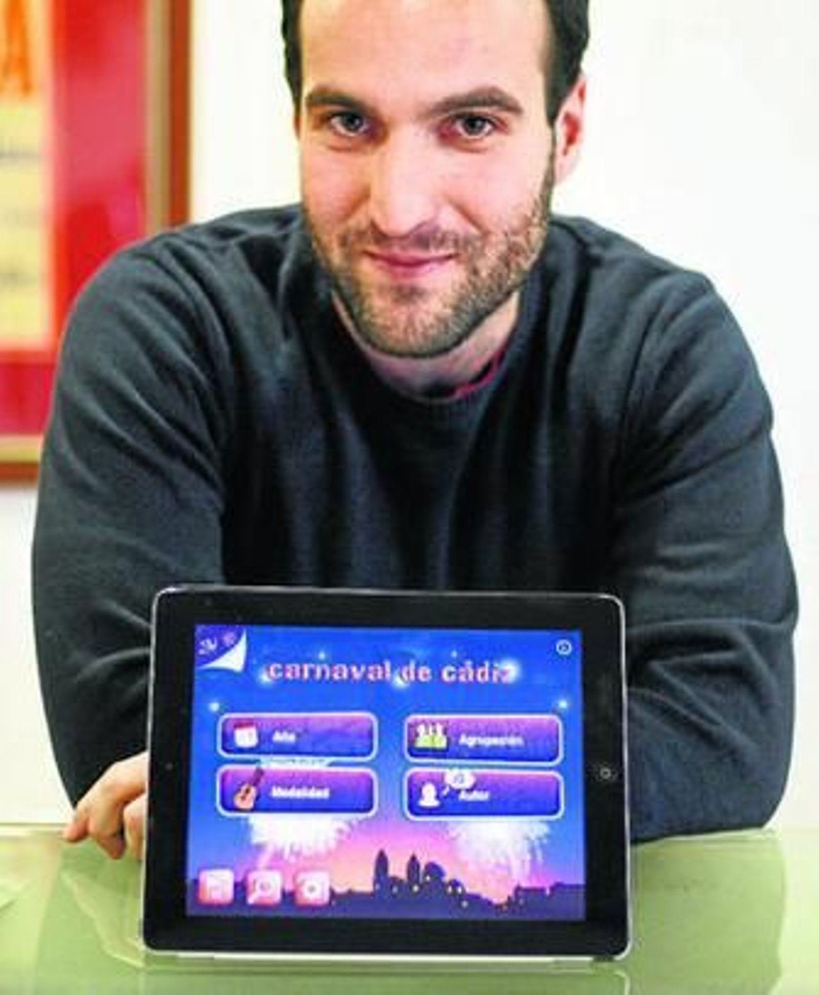 Juan José Mostazo mostrando las aplicaciones en una tablet.