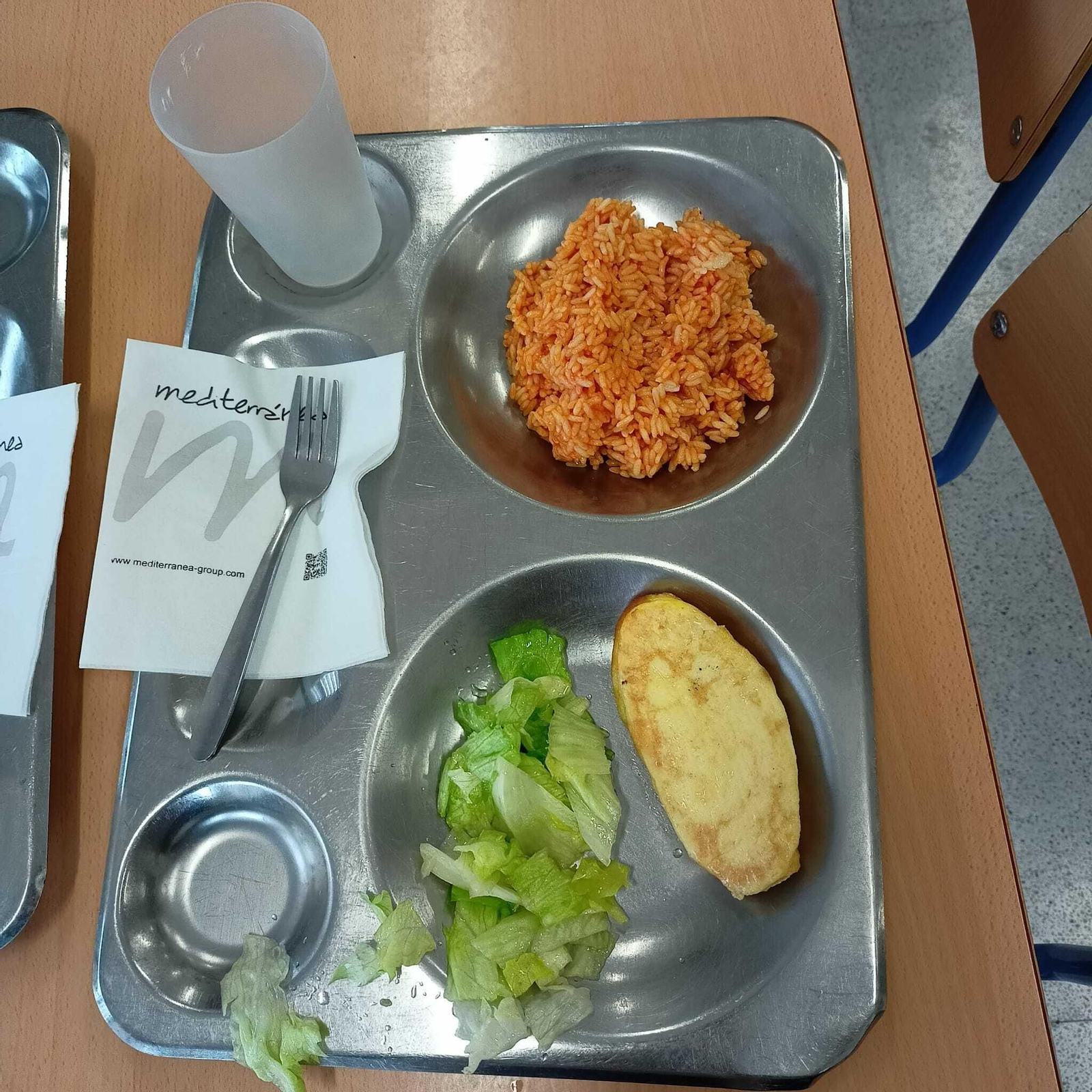 Arroz con tomate y tortilla francesa, ambos platos congelados, servidos en el comedor del CEIP Ginés Morata de la capital el día que el AMPA realizó la inspección. El arroz es precocinado y congelado, así como también la tortilla francesa, ambos alimentos descongelados en el horno para servirlos
